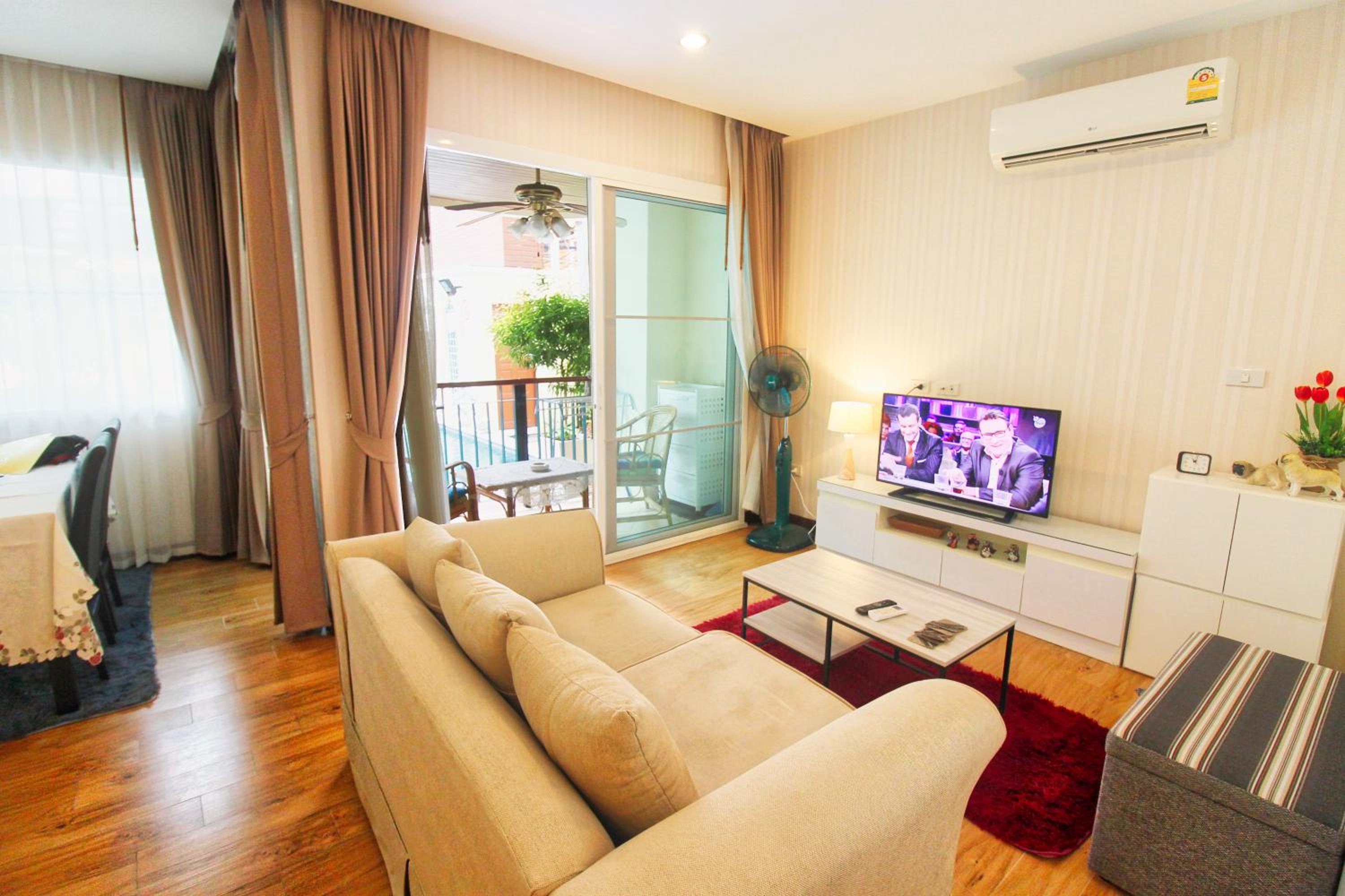 The Paradise Jomtien Beach - Direct Pool Access & Steps to Beach view 5