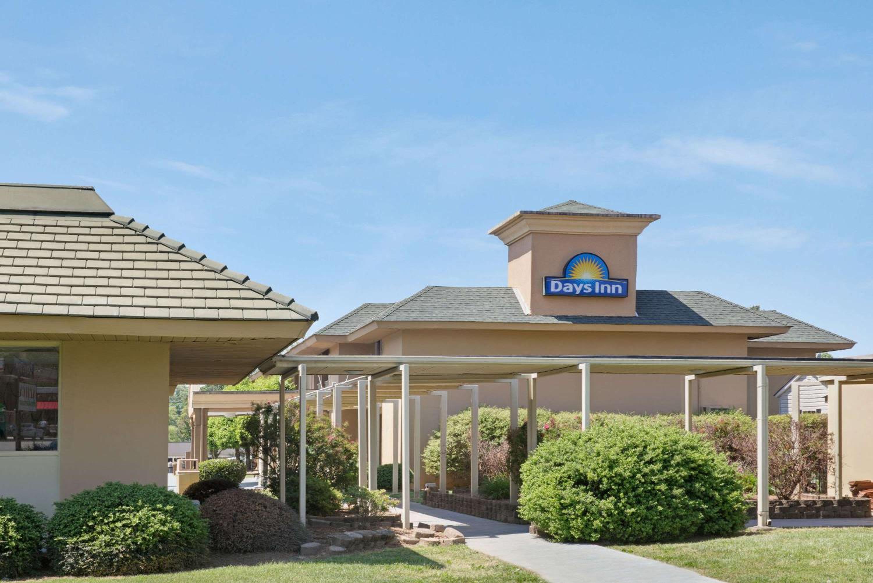 Charlotte Vacations - Days Inn by Wyndham Charlotte/Woodlawn Near Carowinds - Property Image 1