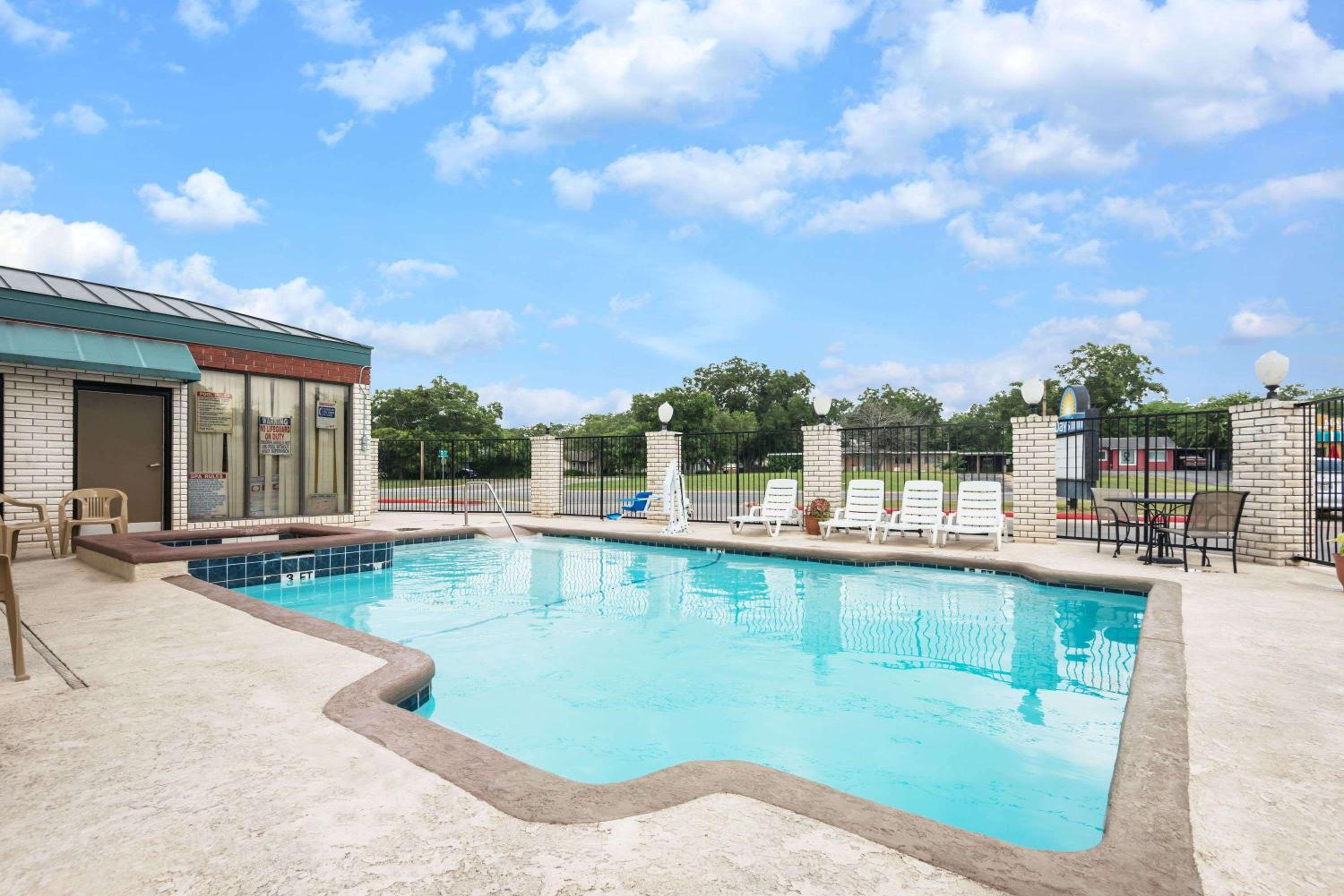 Days Inn by Wyndham New Braunfels view 5