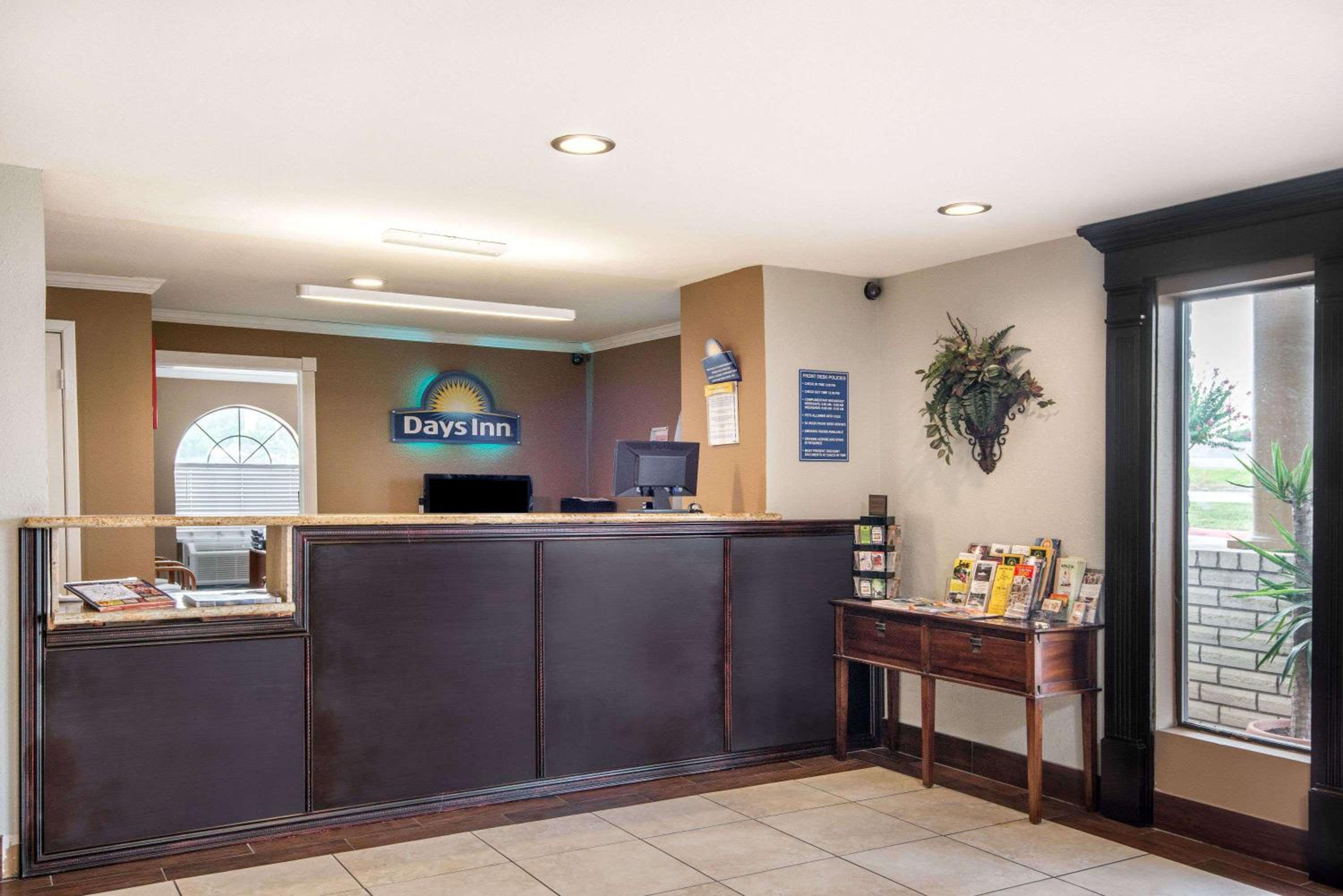 Days Inn by Wyndham New Braunfels view 4