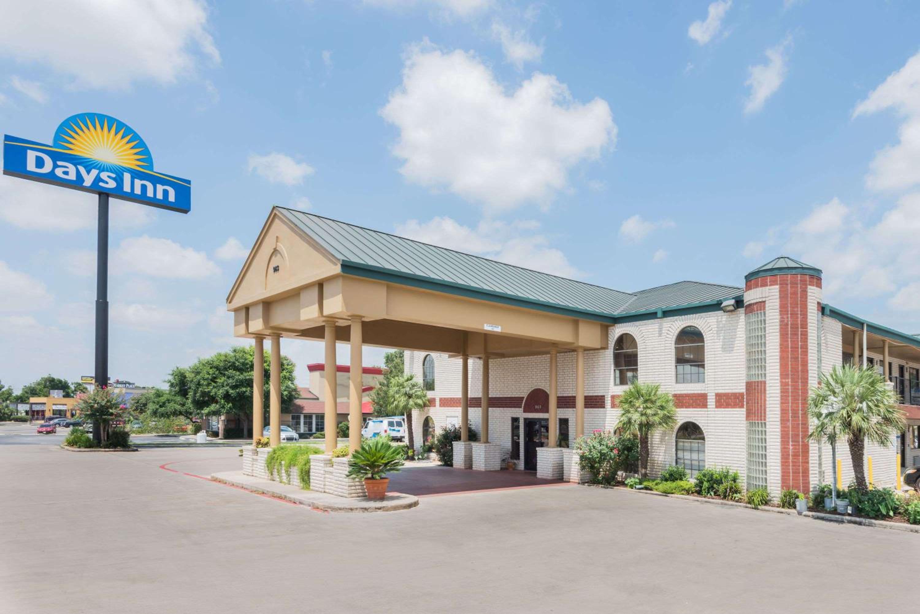 Days Inn by Wyndham New Braunfels view 2