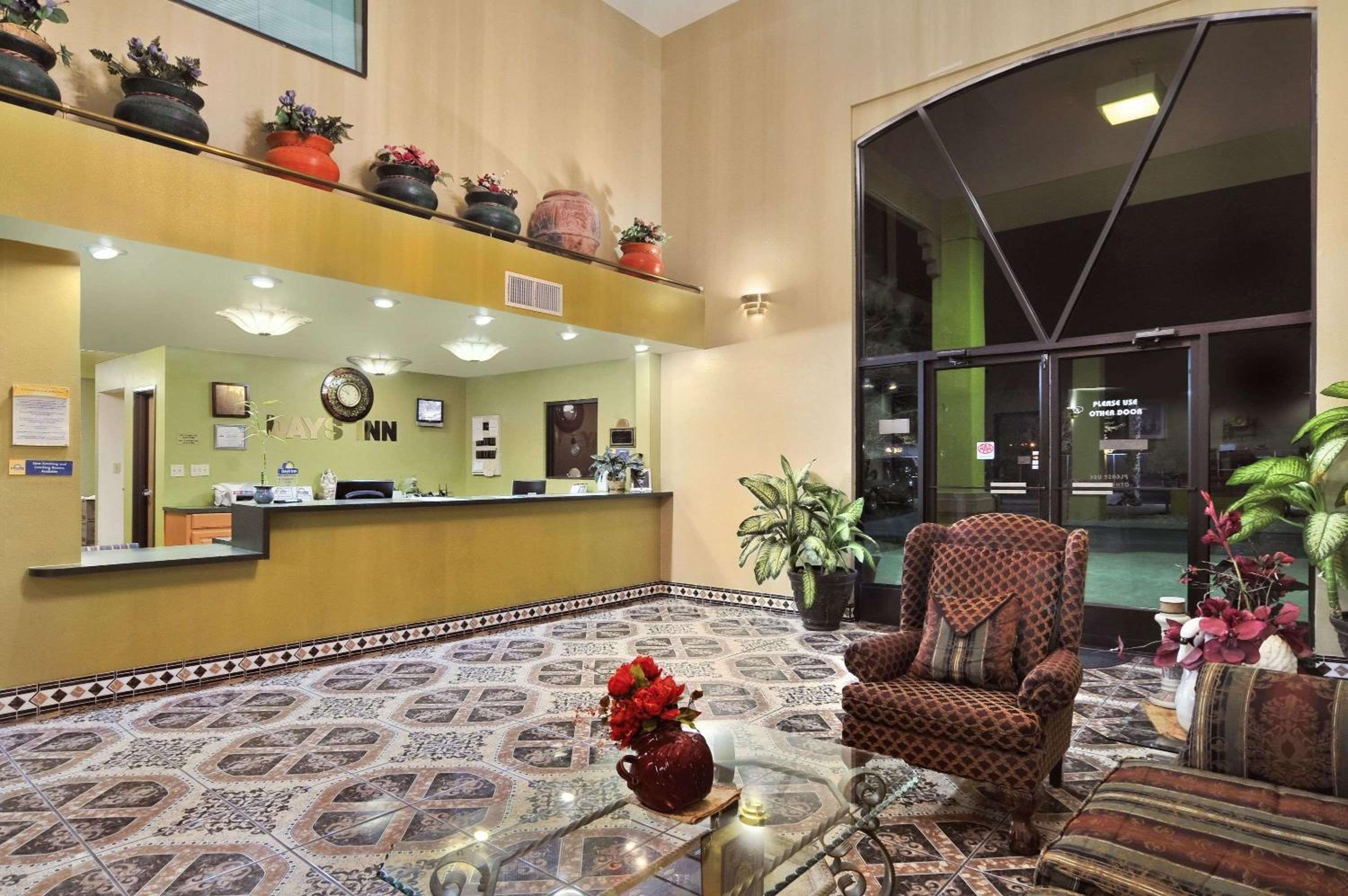 Days Inn by Wyndham Carlsbad view 4