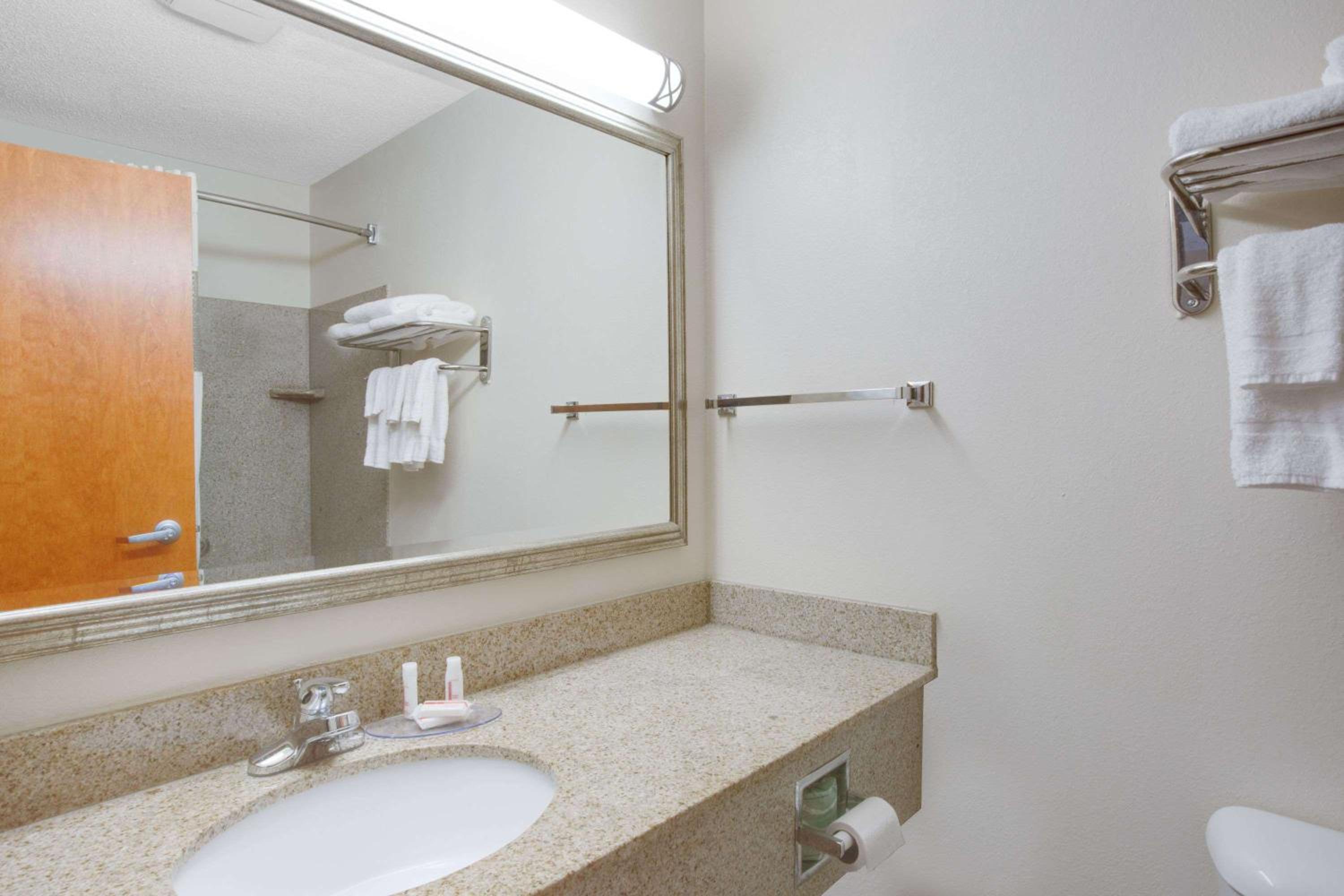 Days Inn by Wyndham Mount Hope - Property Image 7