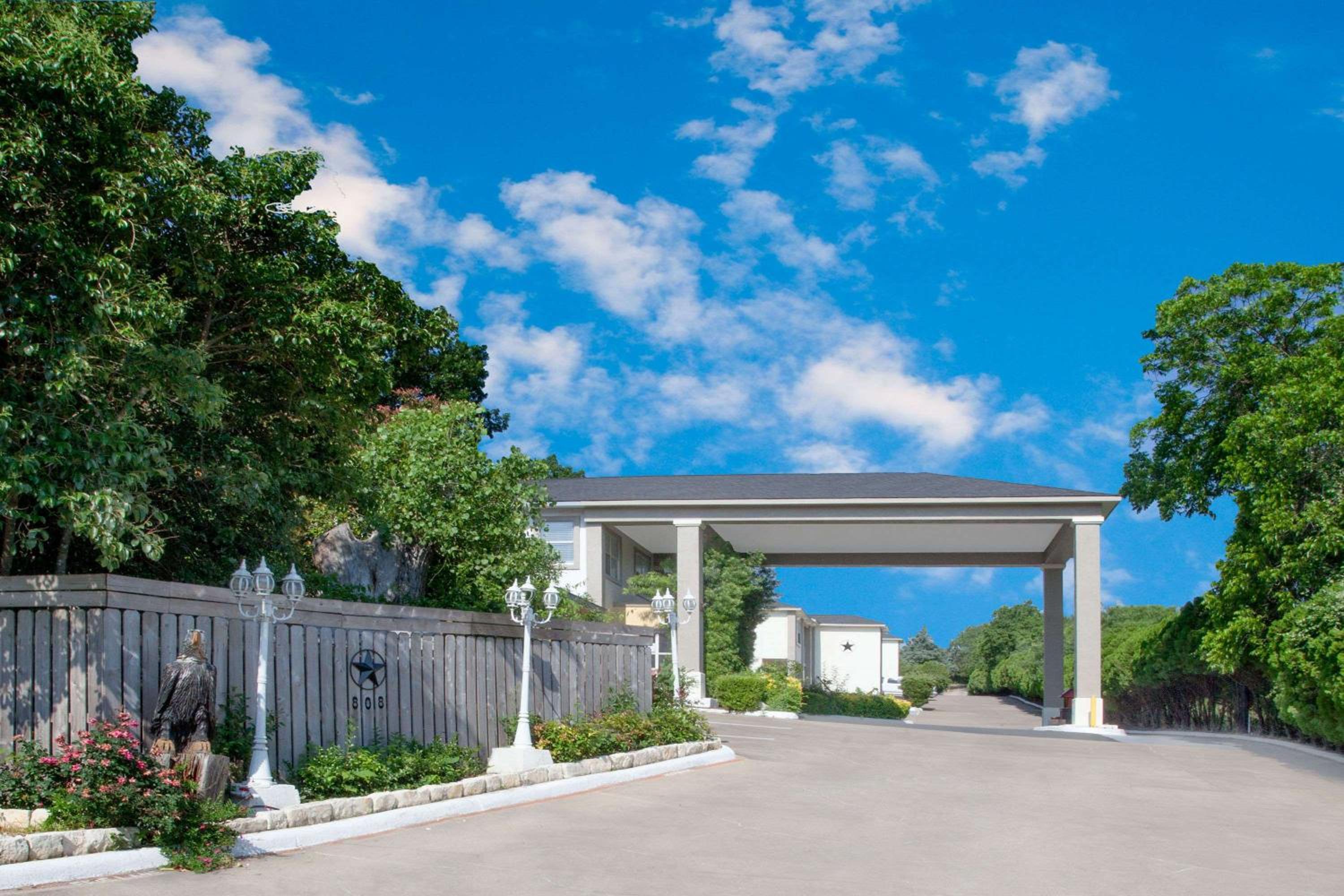 Hotel Days Inn by Wyndham Suites Fredericksburg - Image 1