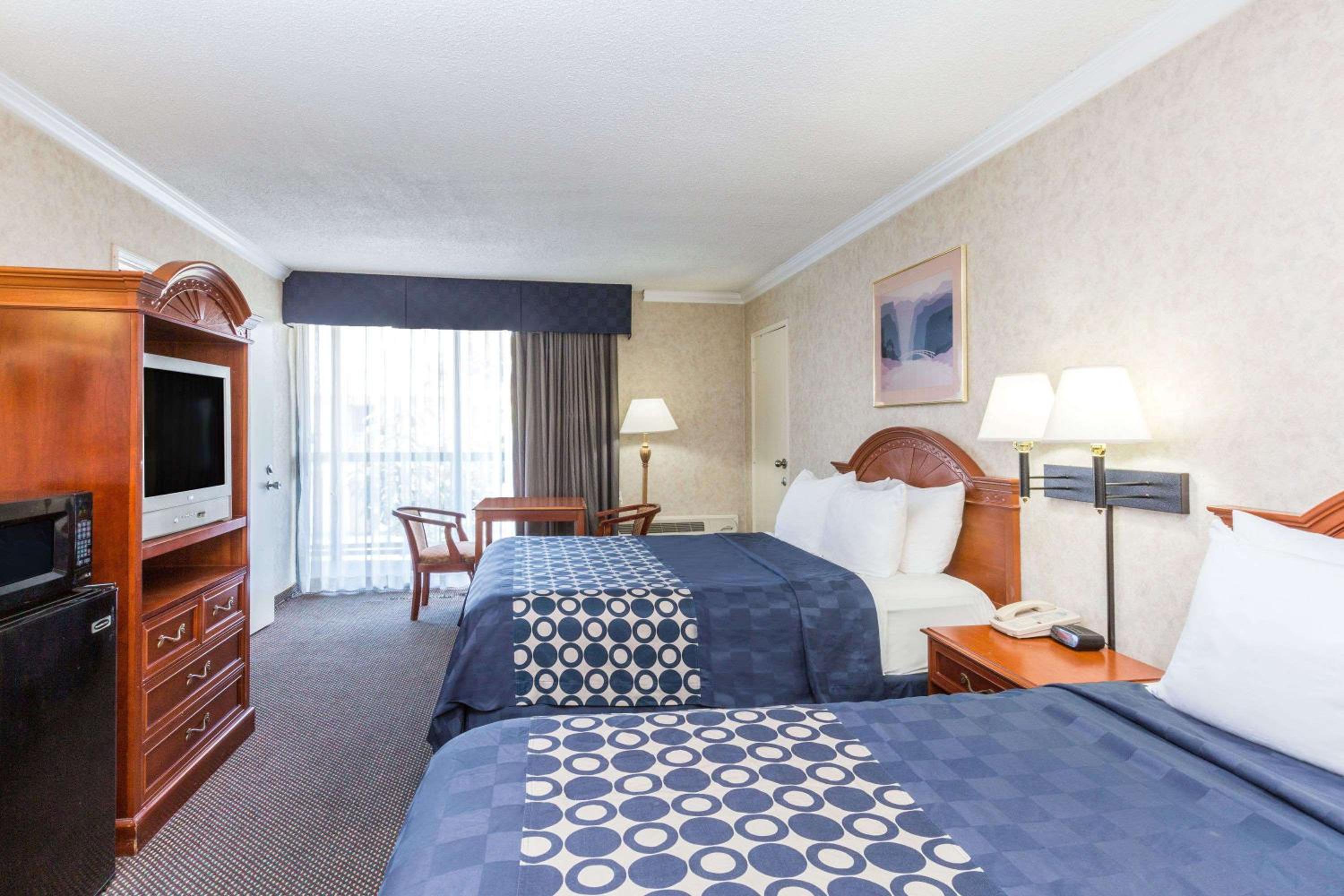 Days Inn by Wyndham Los Angeles LAX Airport Stadium Area 3