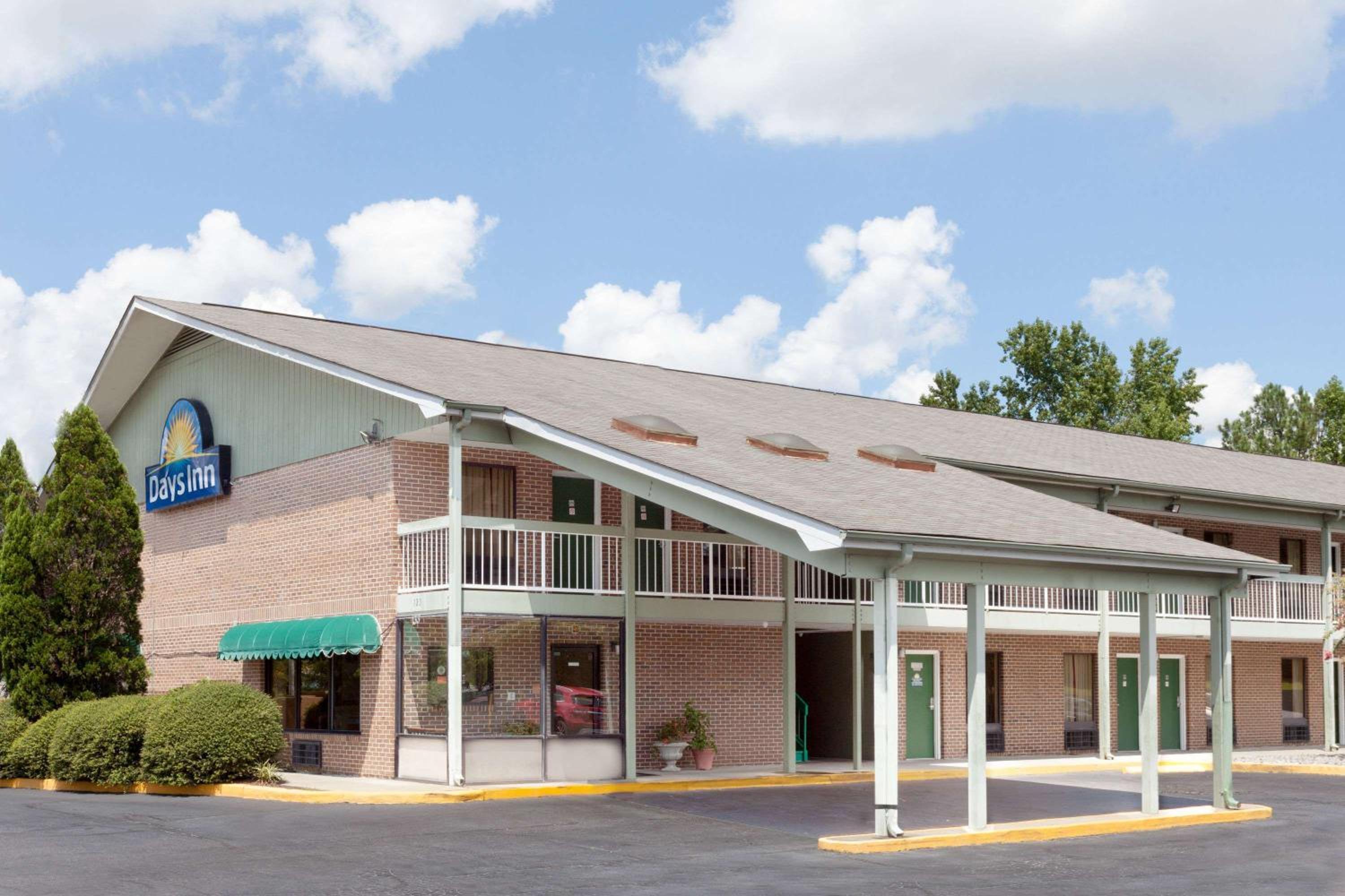 Hotel Days Inn by Wyndham Columbia NE Fort Jackson - Image 1