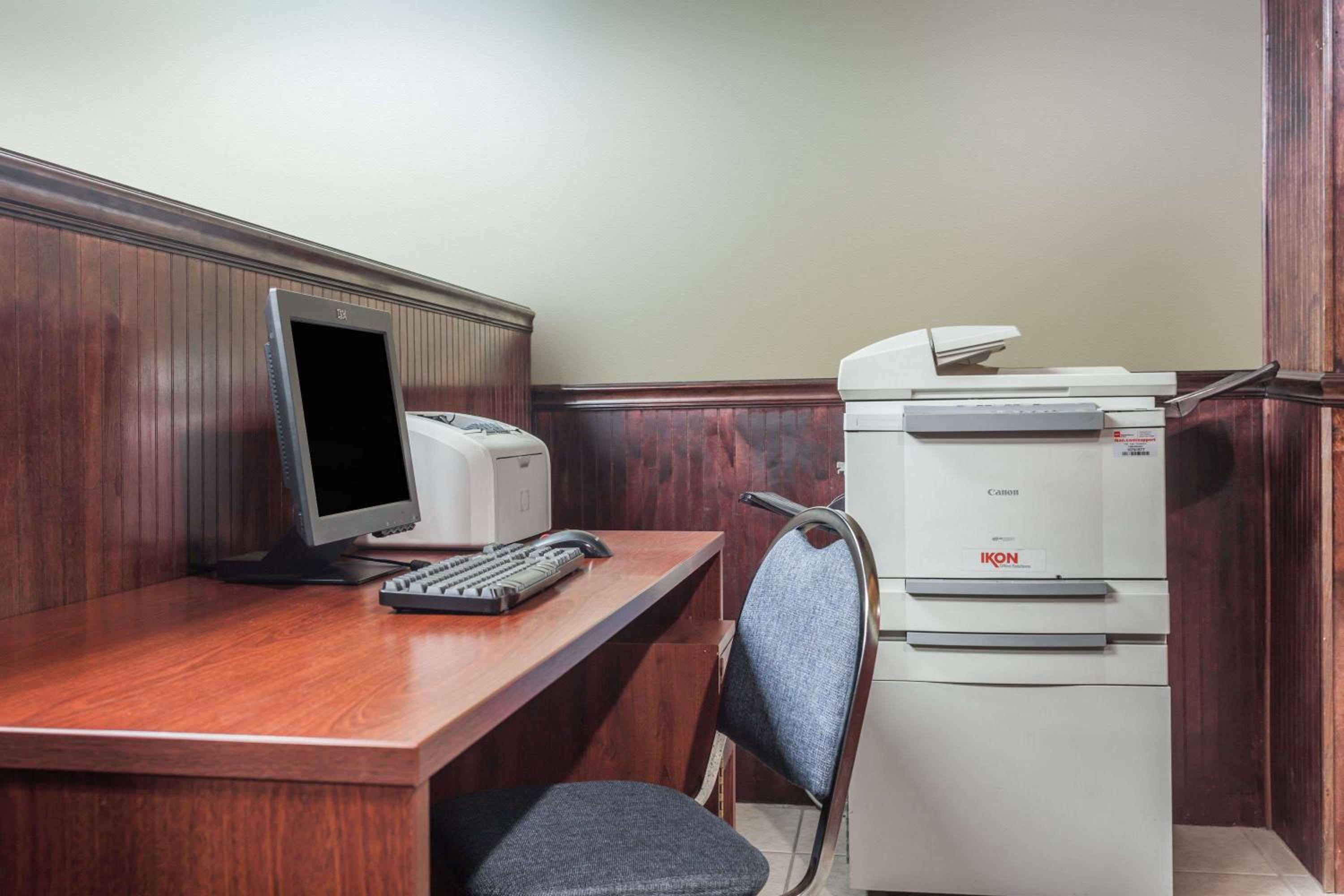 Lexington Vacations - Days Inn  Suites by Wyndham Lexington - Property Image 2