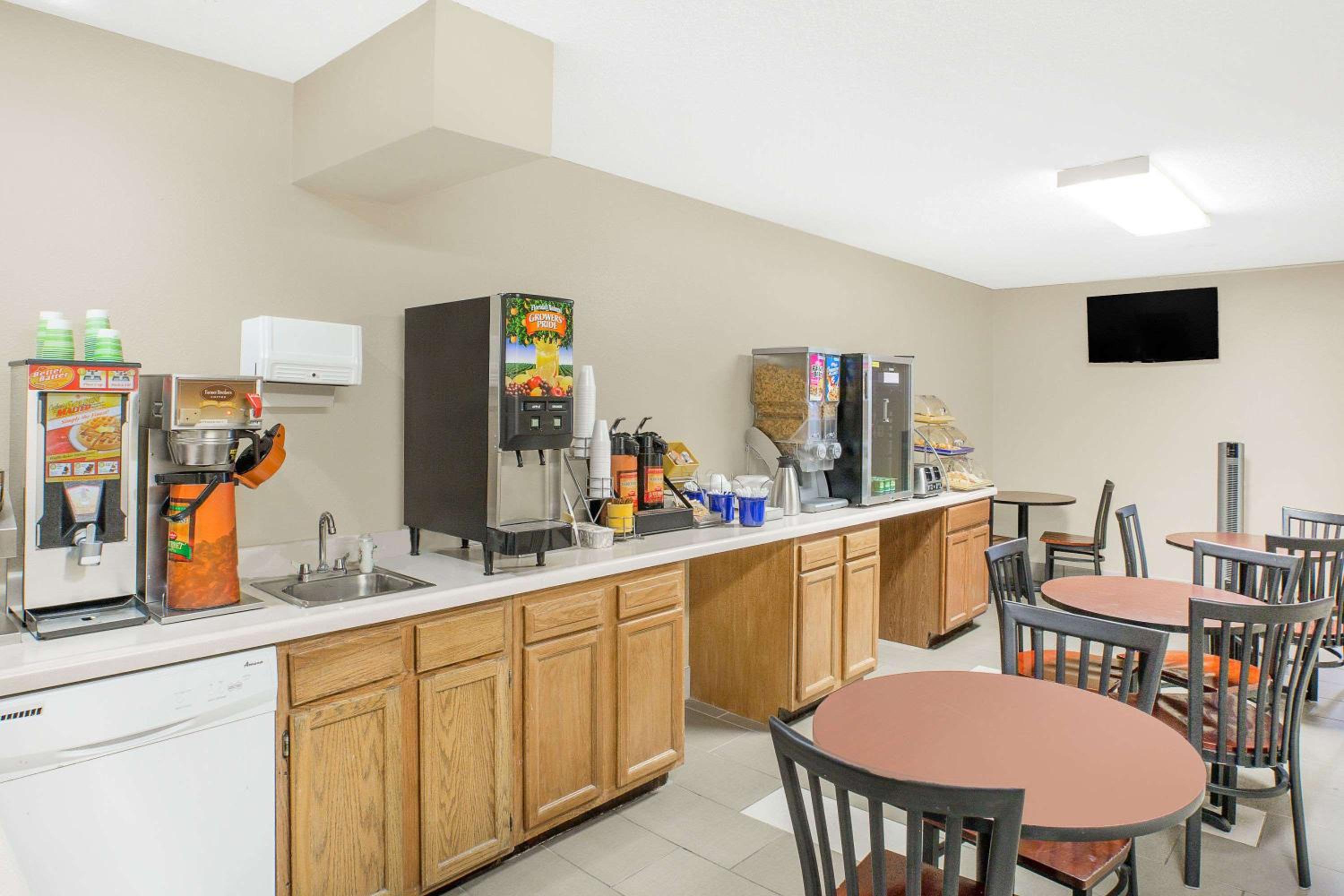 New York City Vacations - Days Inn by Wyndham York - Property Image 2