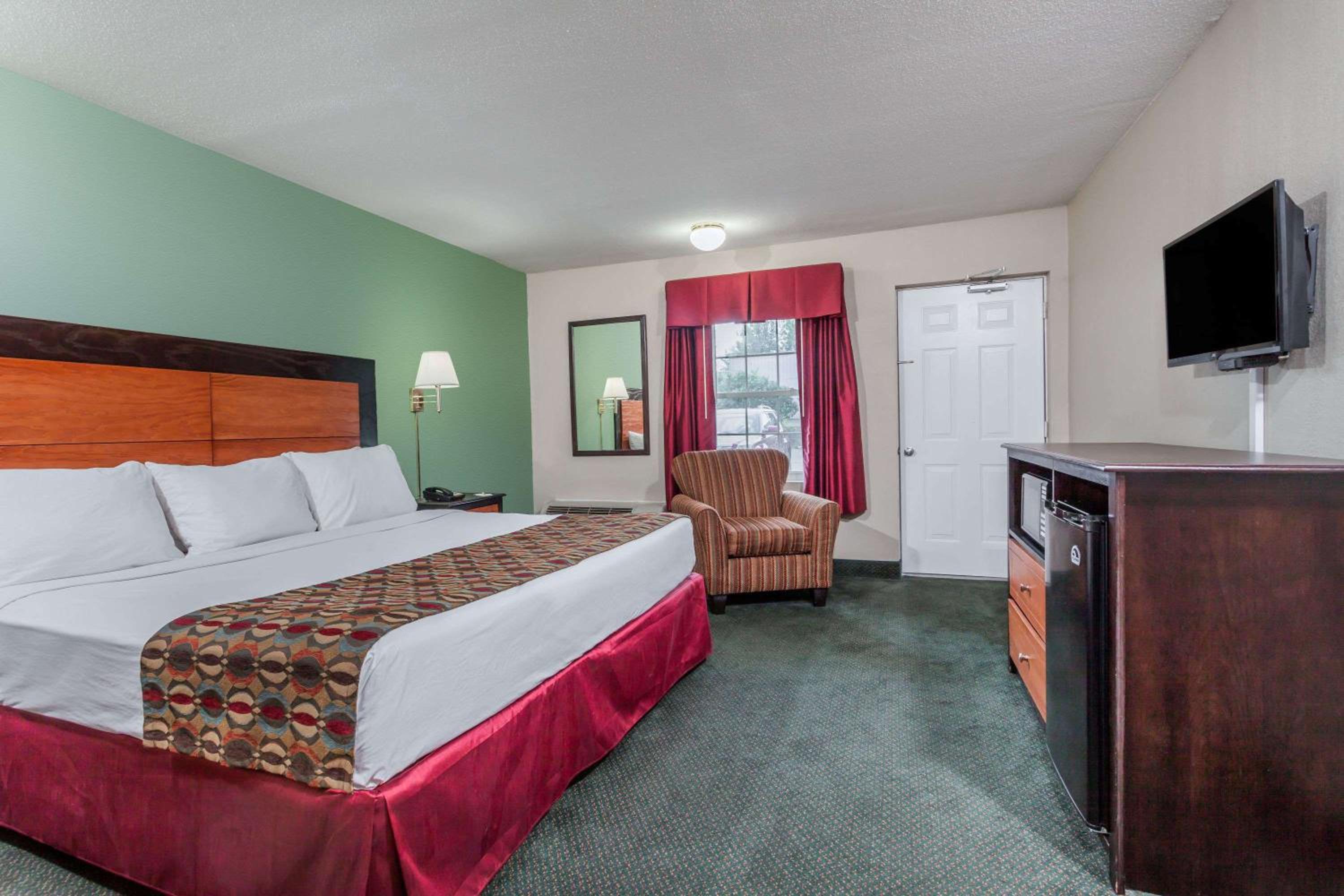 Lexington Vacations - Days Inn  Suites by Wyndham Lexington - Property Image 1
