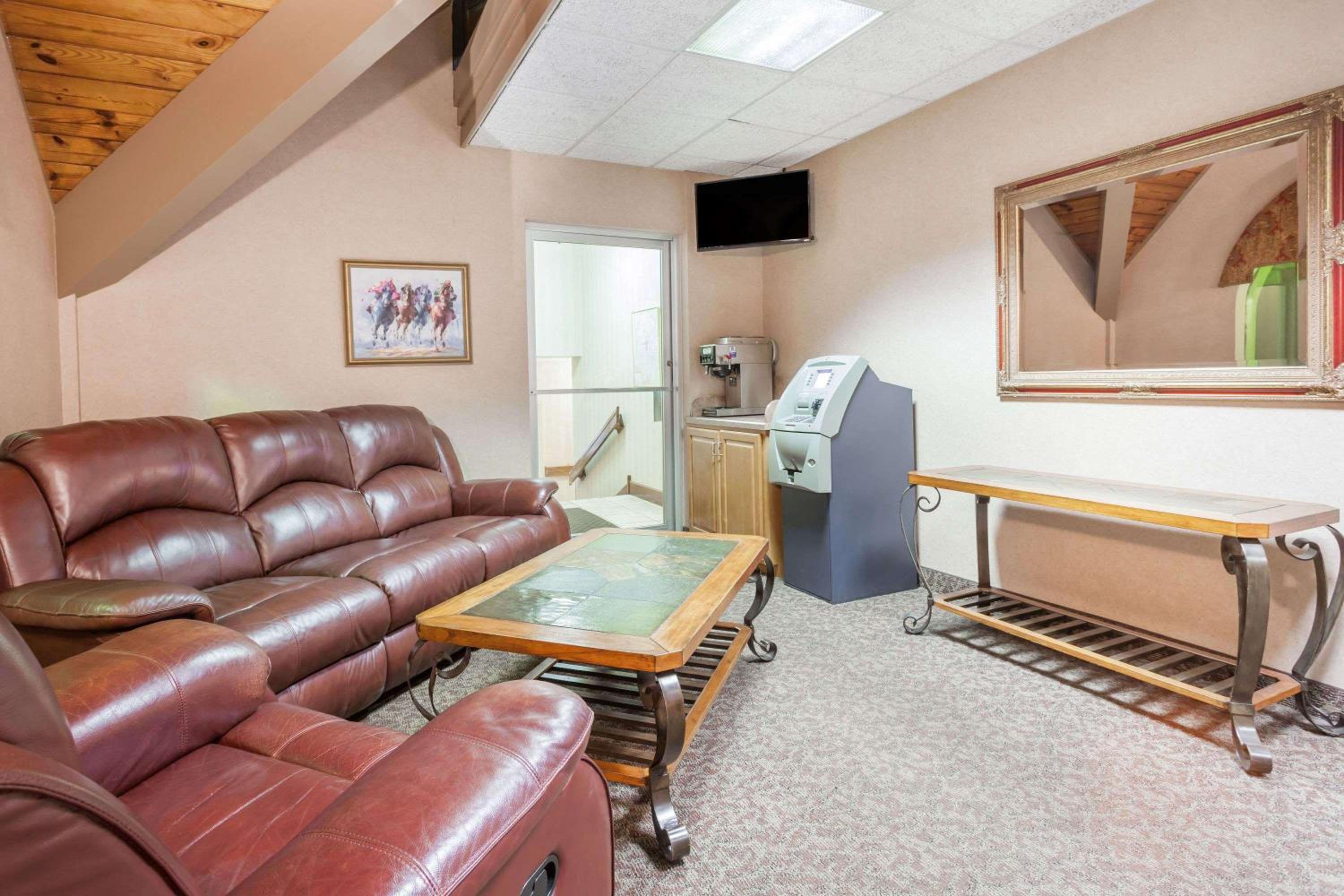 Lexington Vacations - Days Inn Suites by Wyndham Lexington - Property Image 14