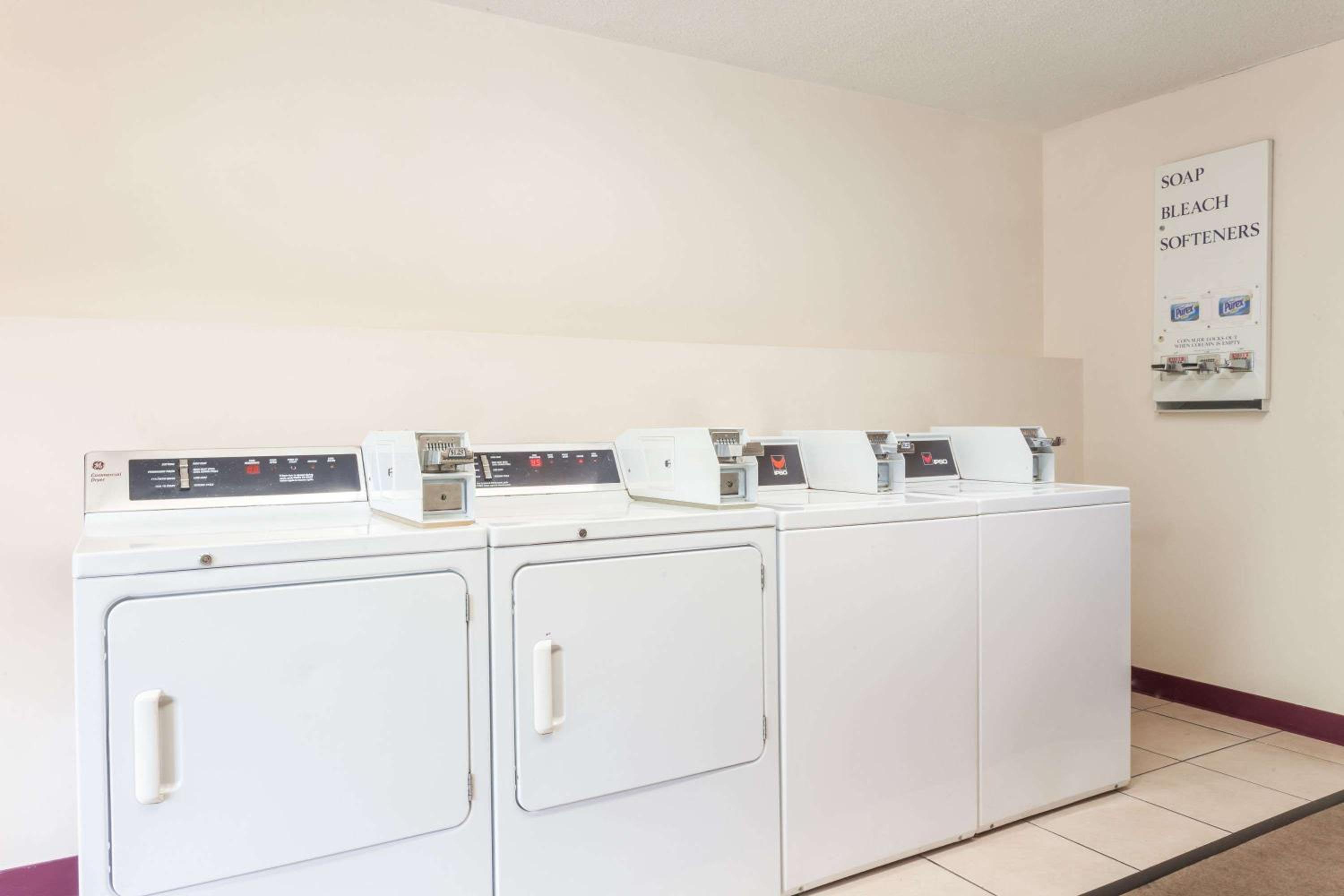 Lexington Vacations - Days Inn  Suites by Wyndham Lexington - Property Image 3