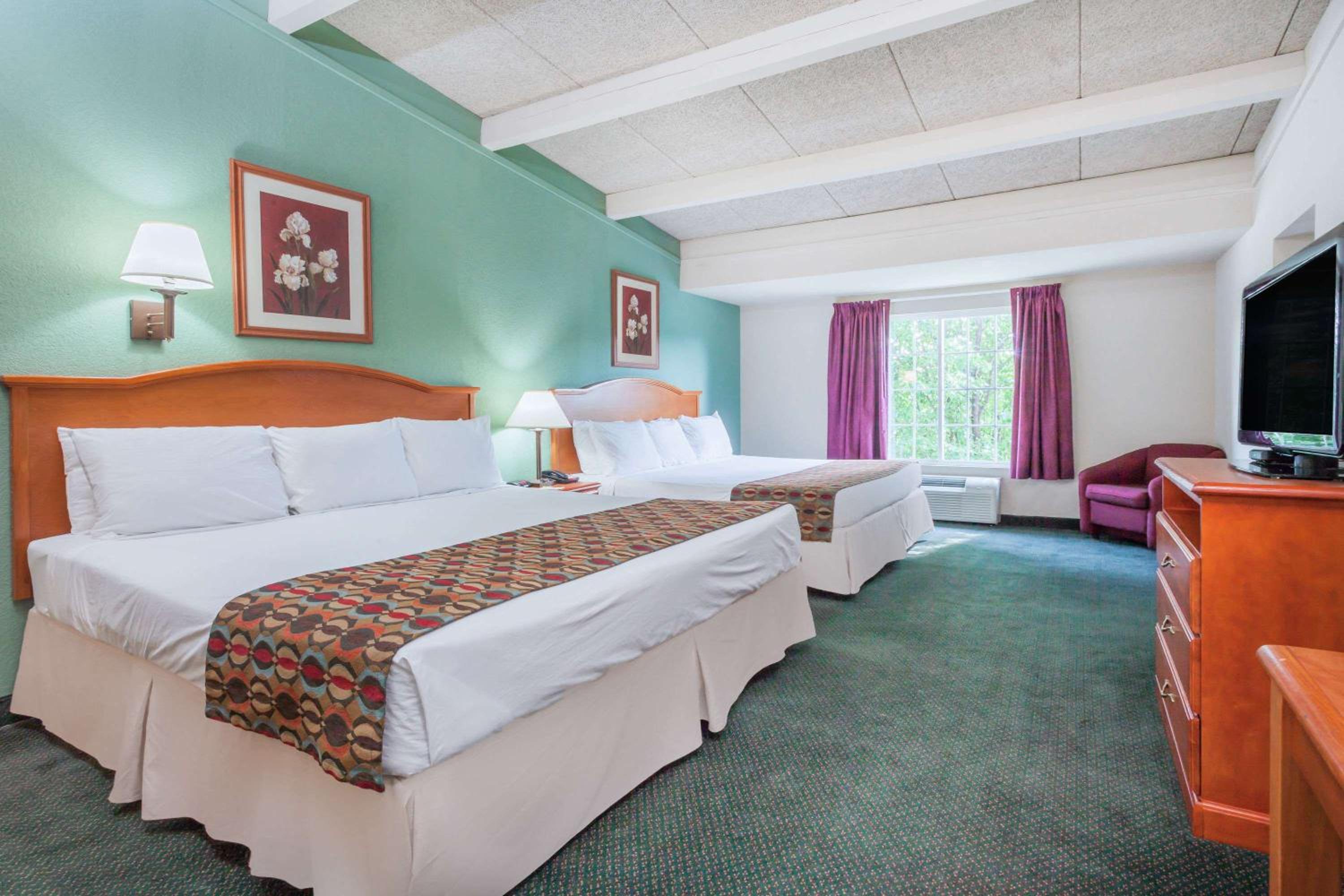 Lexington Vacations - Days Inn  Suites by Wyndham Lexington - Property Image 7