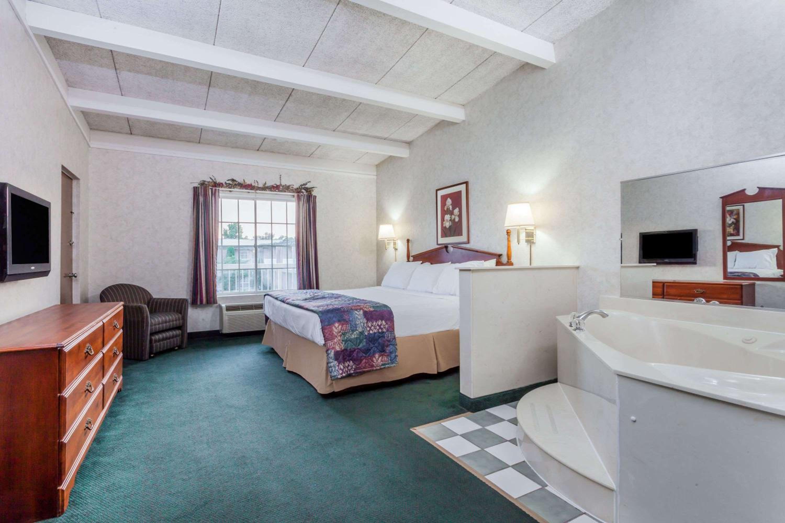 Lexington Vacations - Days Inn  Suites by Wyndham Lexington - Property Image 4