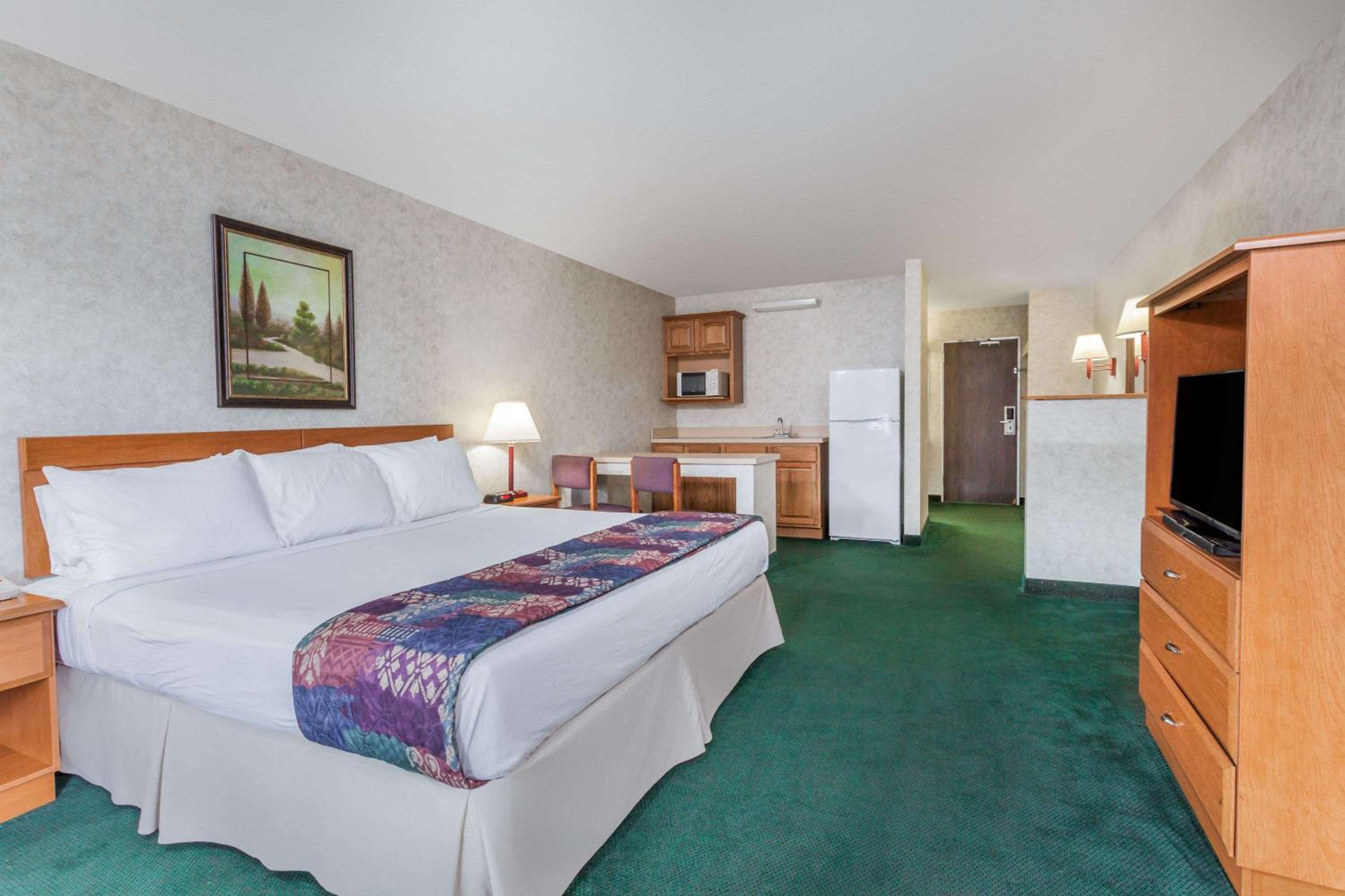 Lexington Vacations - Days Inn  Suites by Wyndham Lexington - Property Image 8