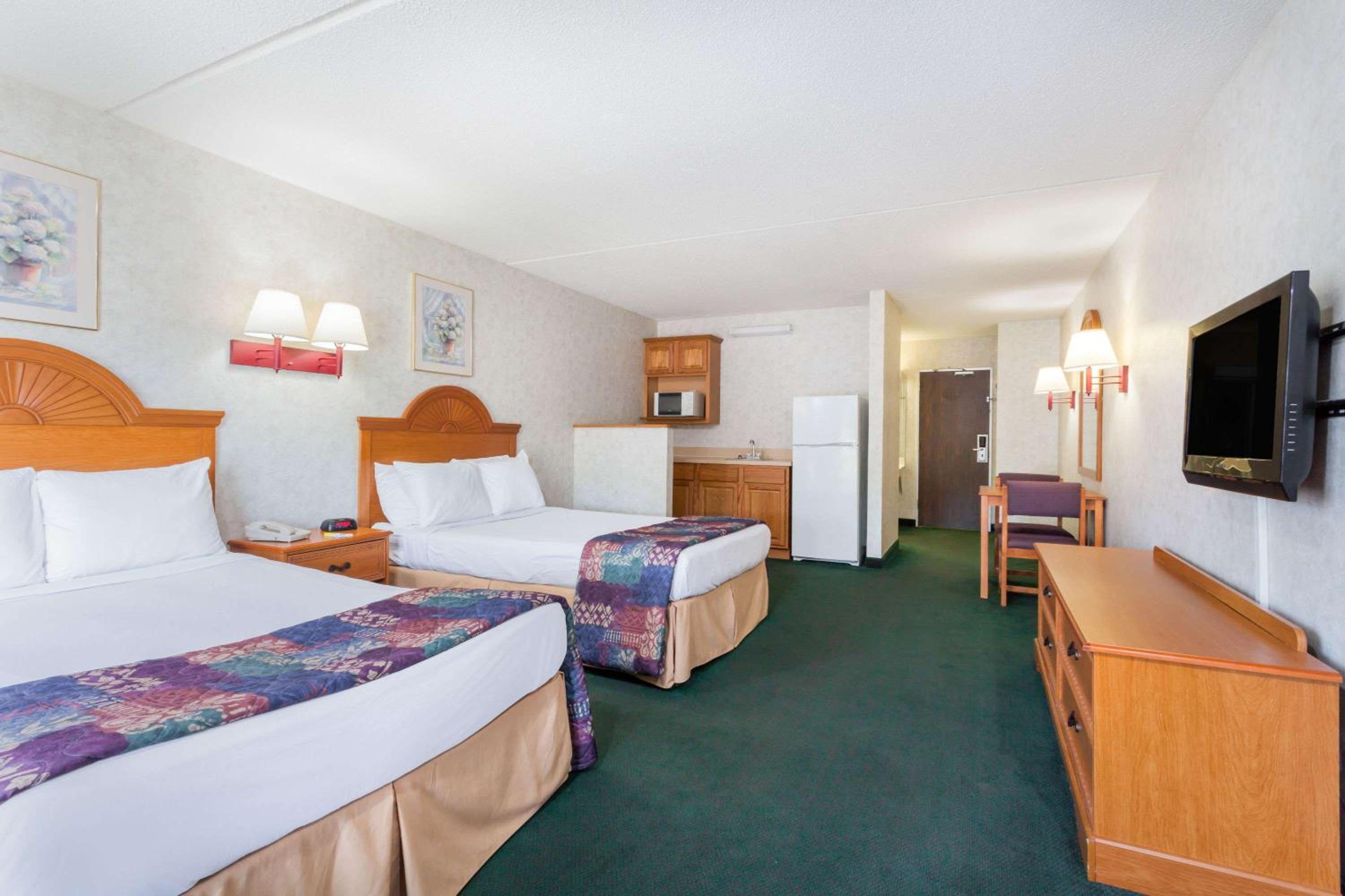 Lexington Vacations - Days Inn  Suites by Wyndham Lexington - Property Image 6