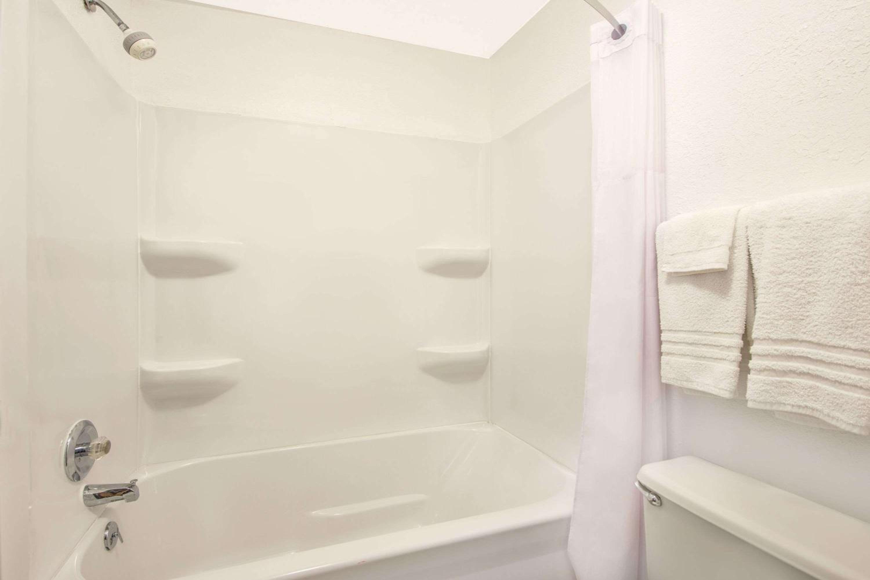Days Inn by Wyndham Kingdom City view 5