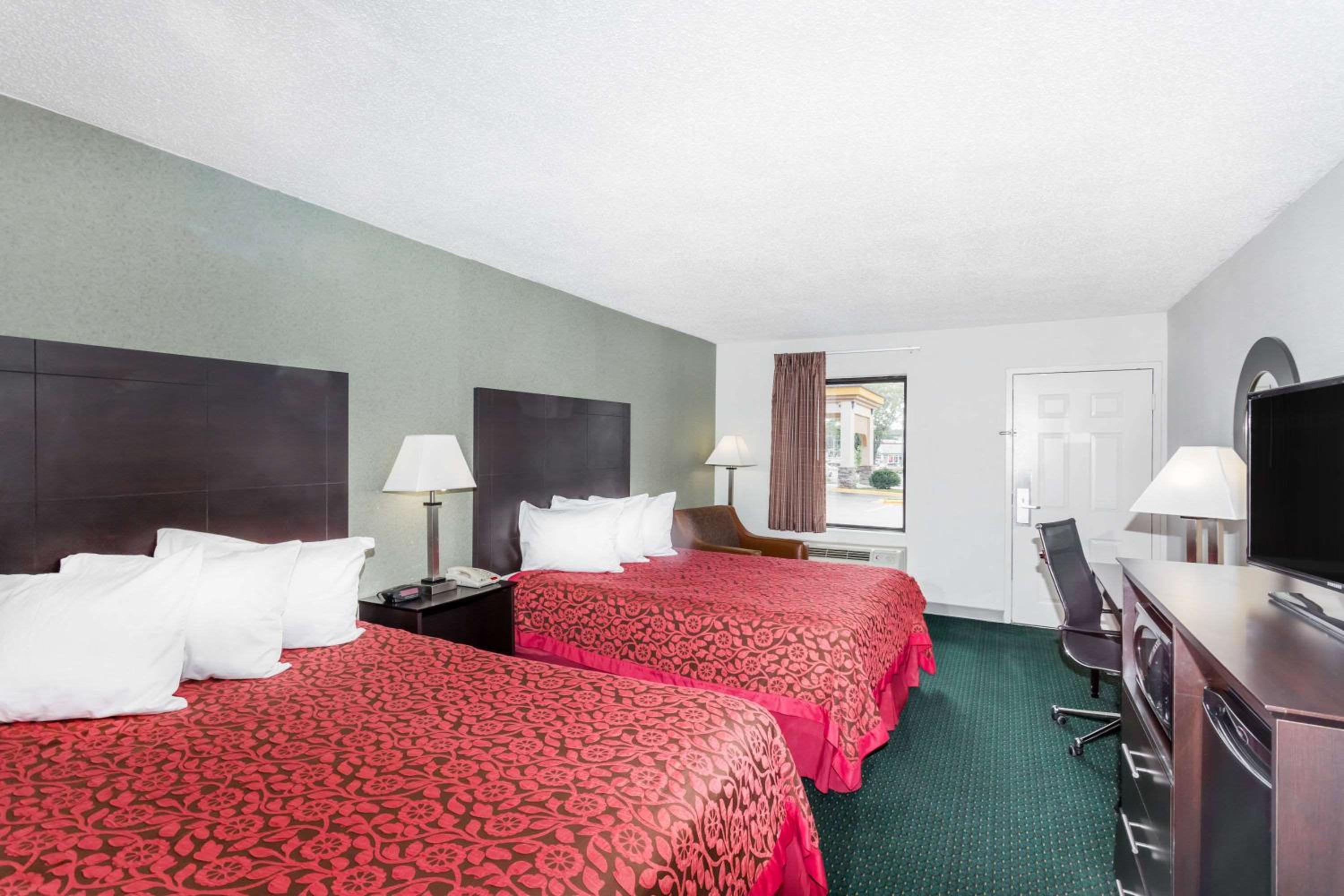 Days Inn by Wyndham Hendersonville view 5