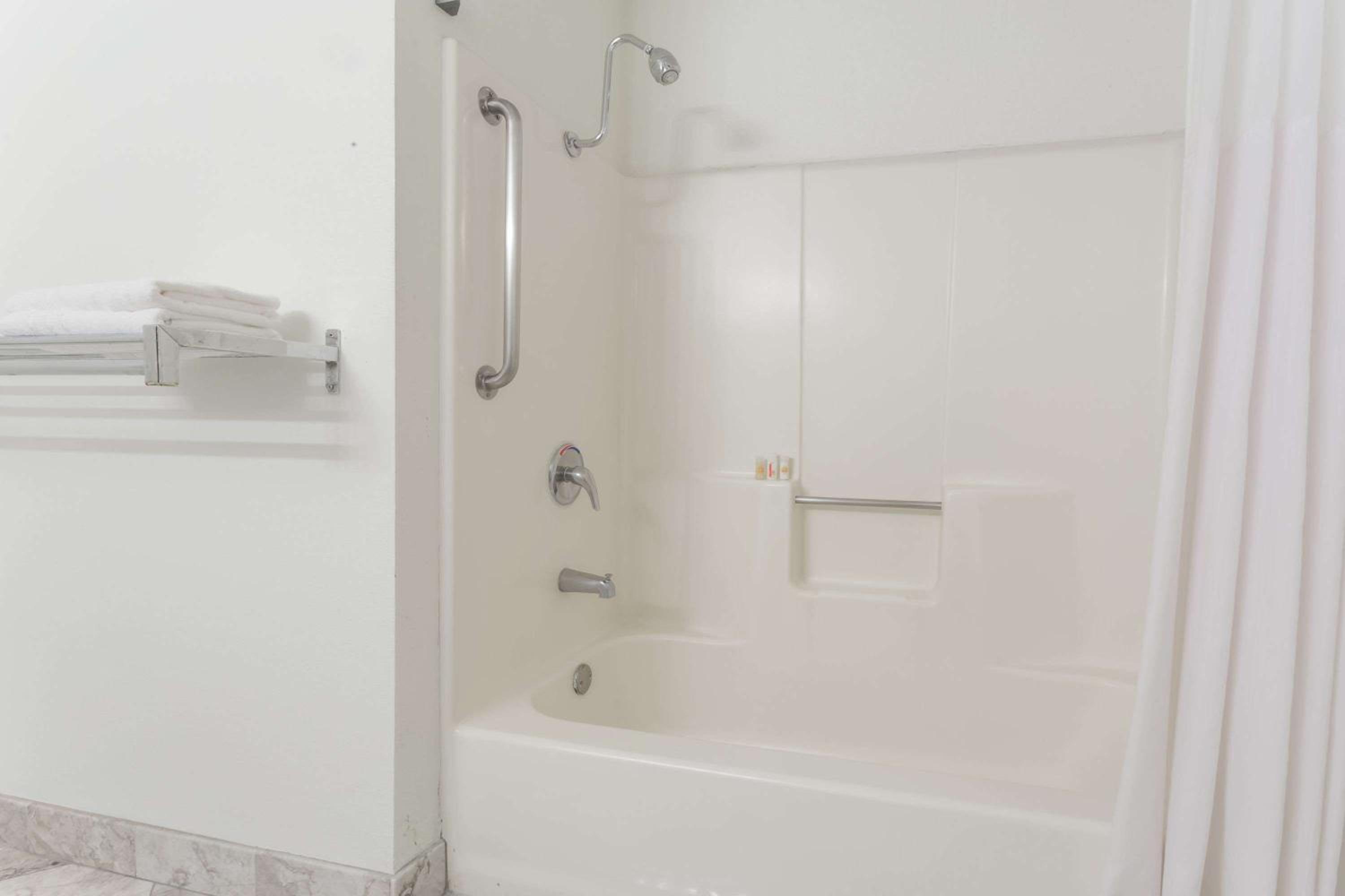 Days Inn by Wyndham Westley - Property Image 14