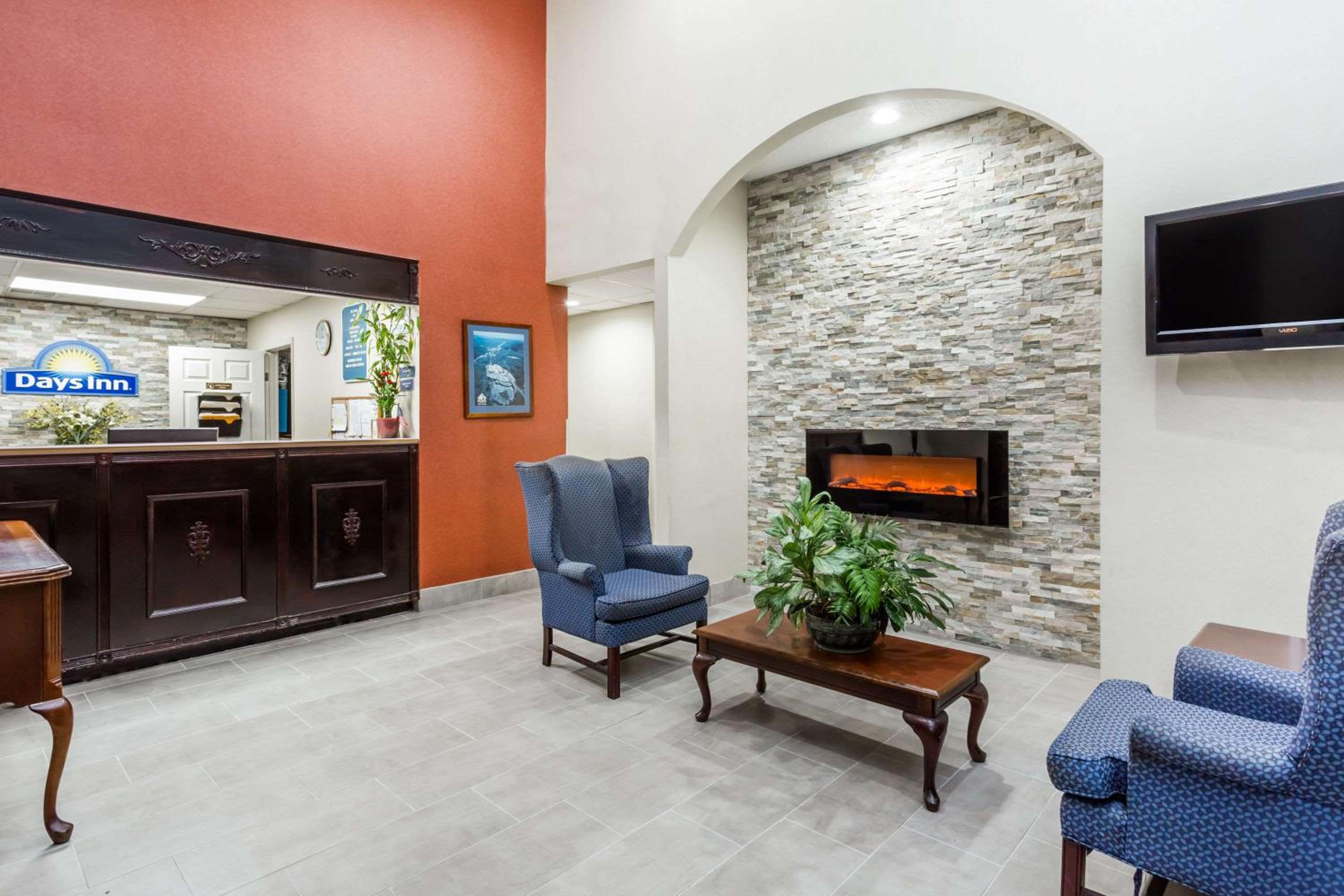 Days Inn by Wyndham Hendersonville view 3