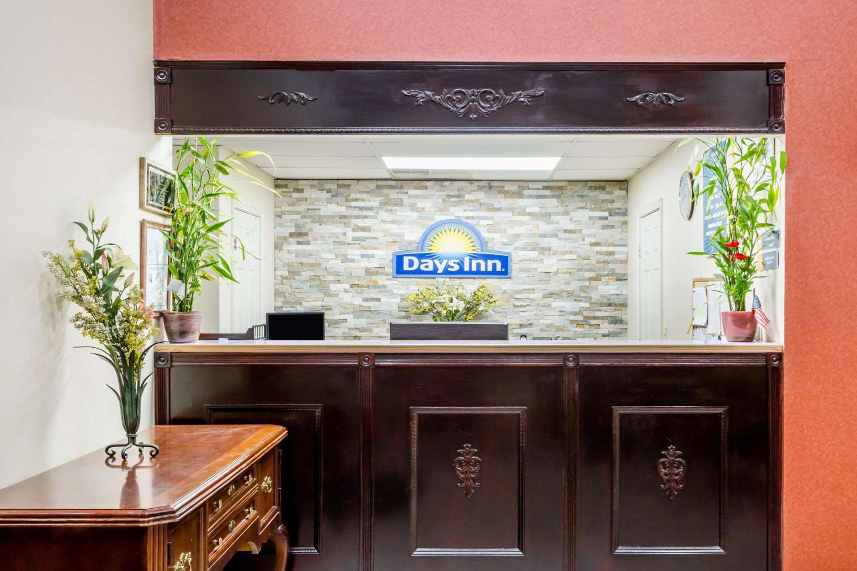 Days Inn by Wyndham Hendersonville view 2