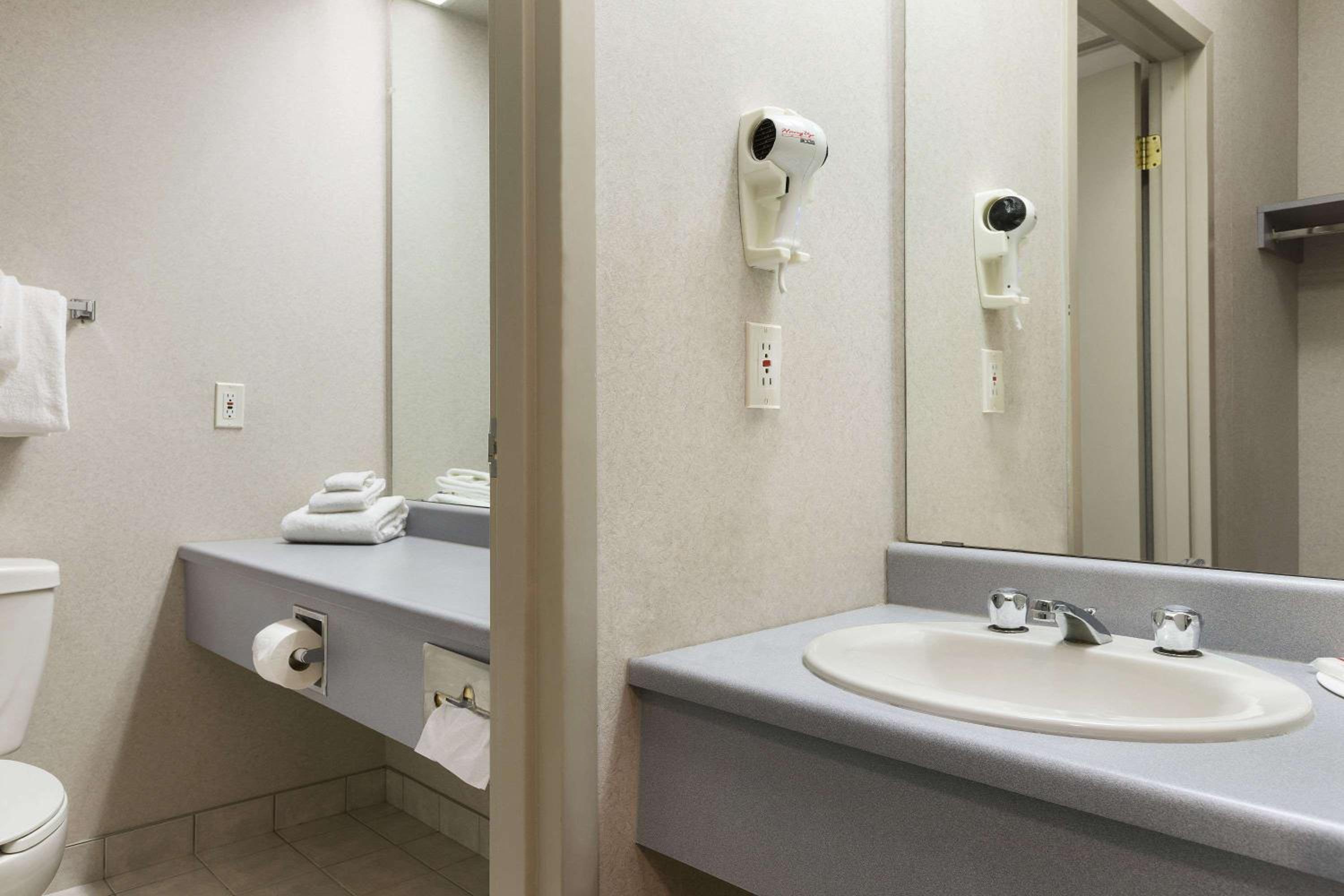 Brockville Vacations - Days Inn by Wyndham Brockville - Property Image 9