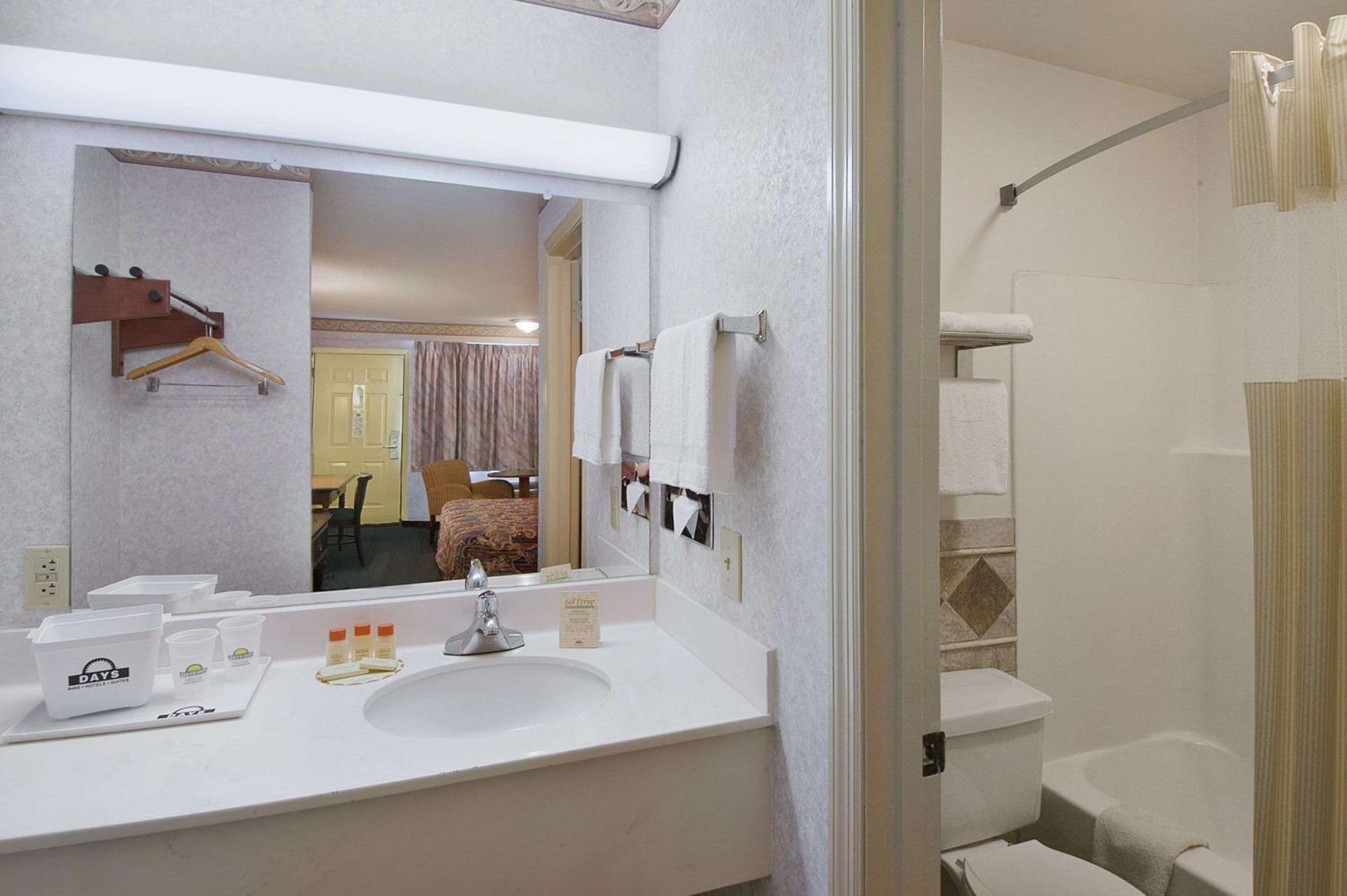 Days Inn by Wyndham Cartersville view 3