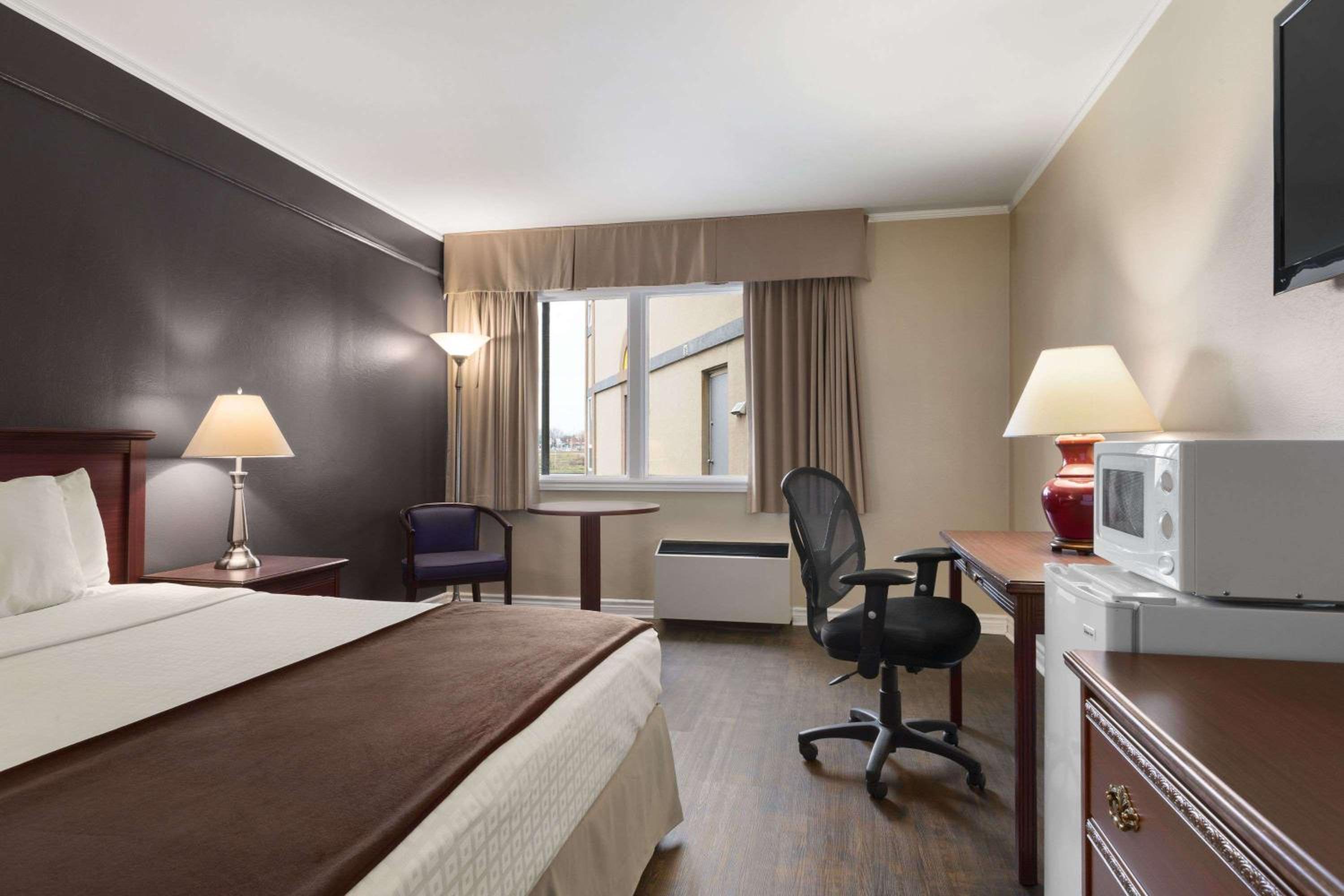 Brockville Vacations - Days Inn by Wyndham Brockville - Property Image 7