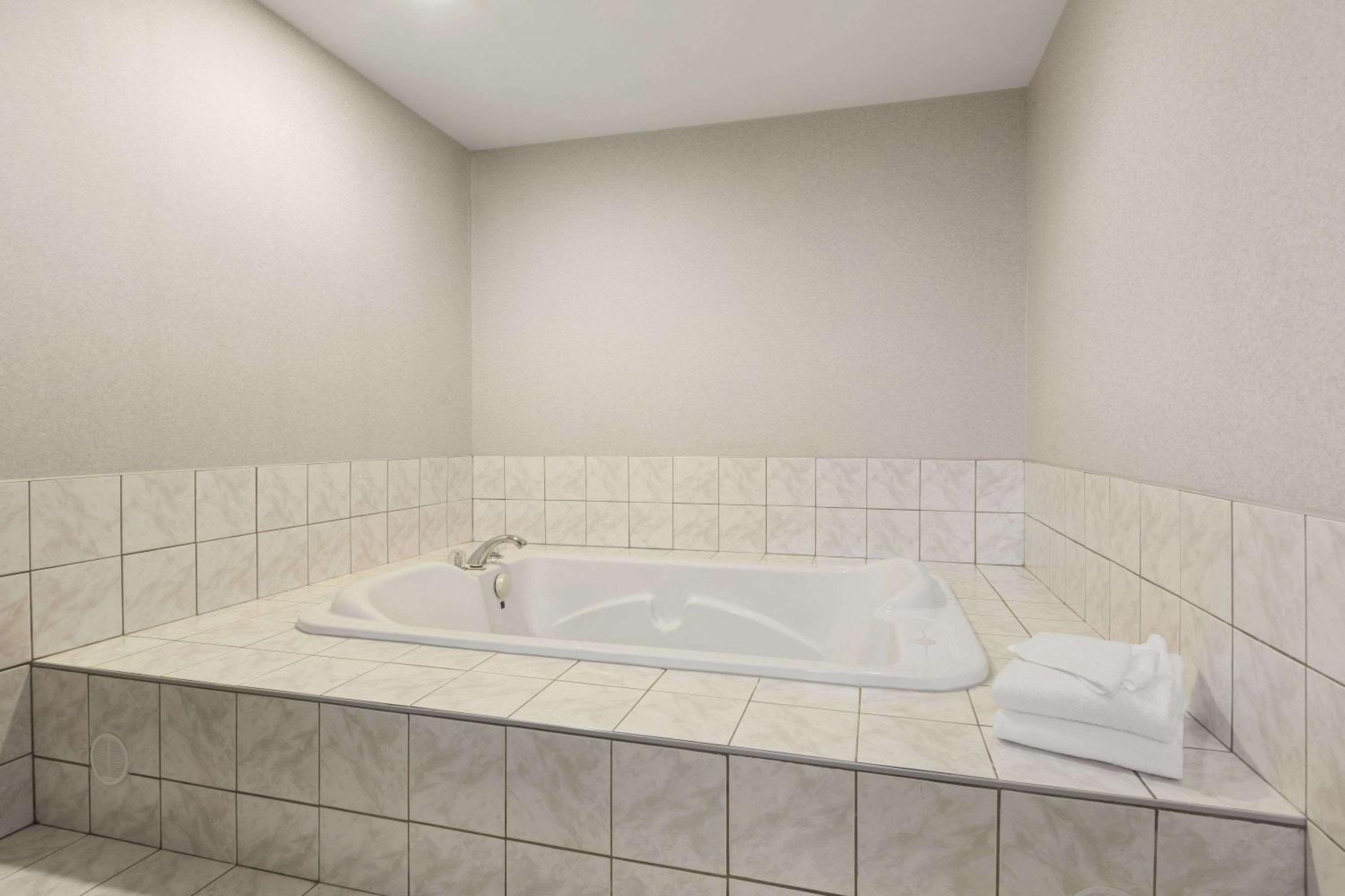 Brockville Vacations - Days Inn by Wyndham Brockville - Property Image 15