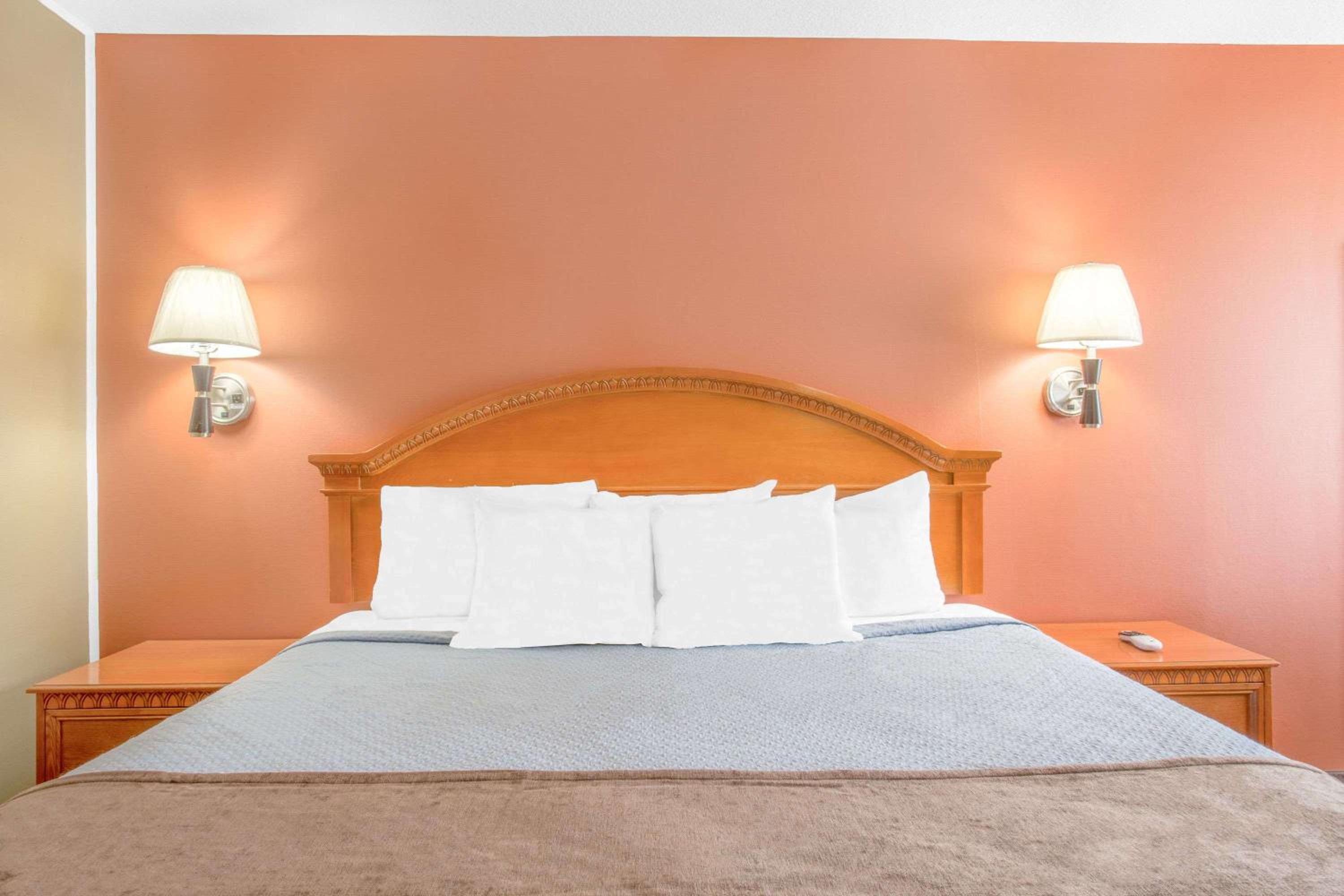 Days Inn by Wyndham Elko view 4