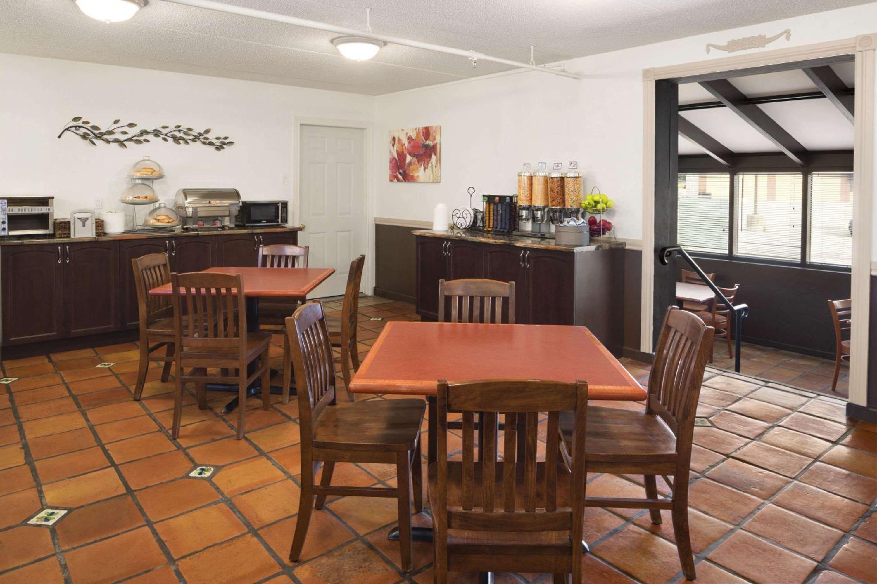 Brantford Vacations - Days Inn by Wyndham Brantford - Property Image 3