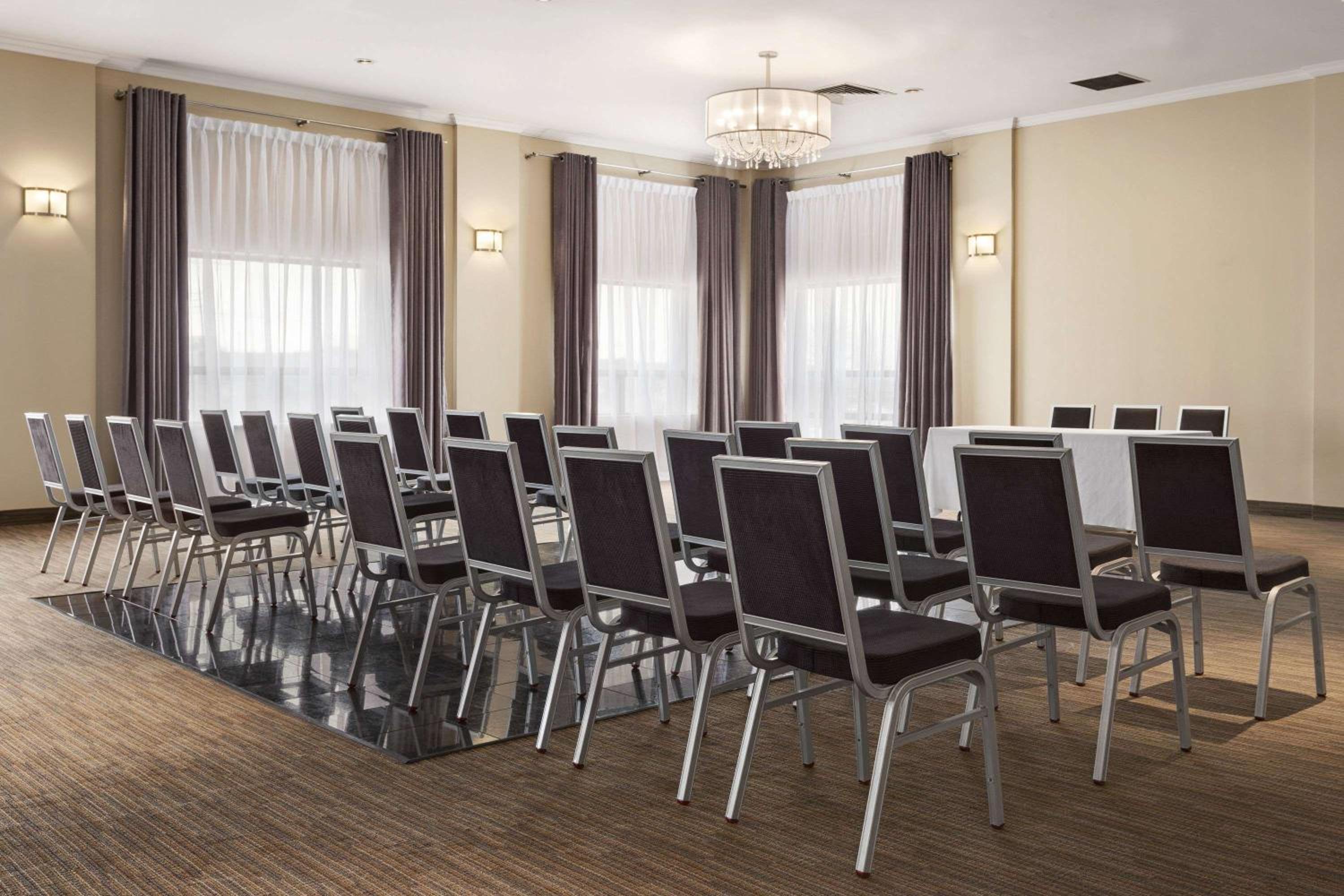 Days Inn by Wyndham Montreal Airport Conference Centre - Property Image 1