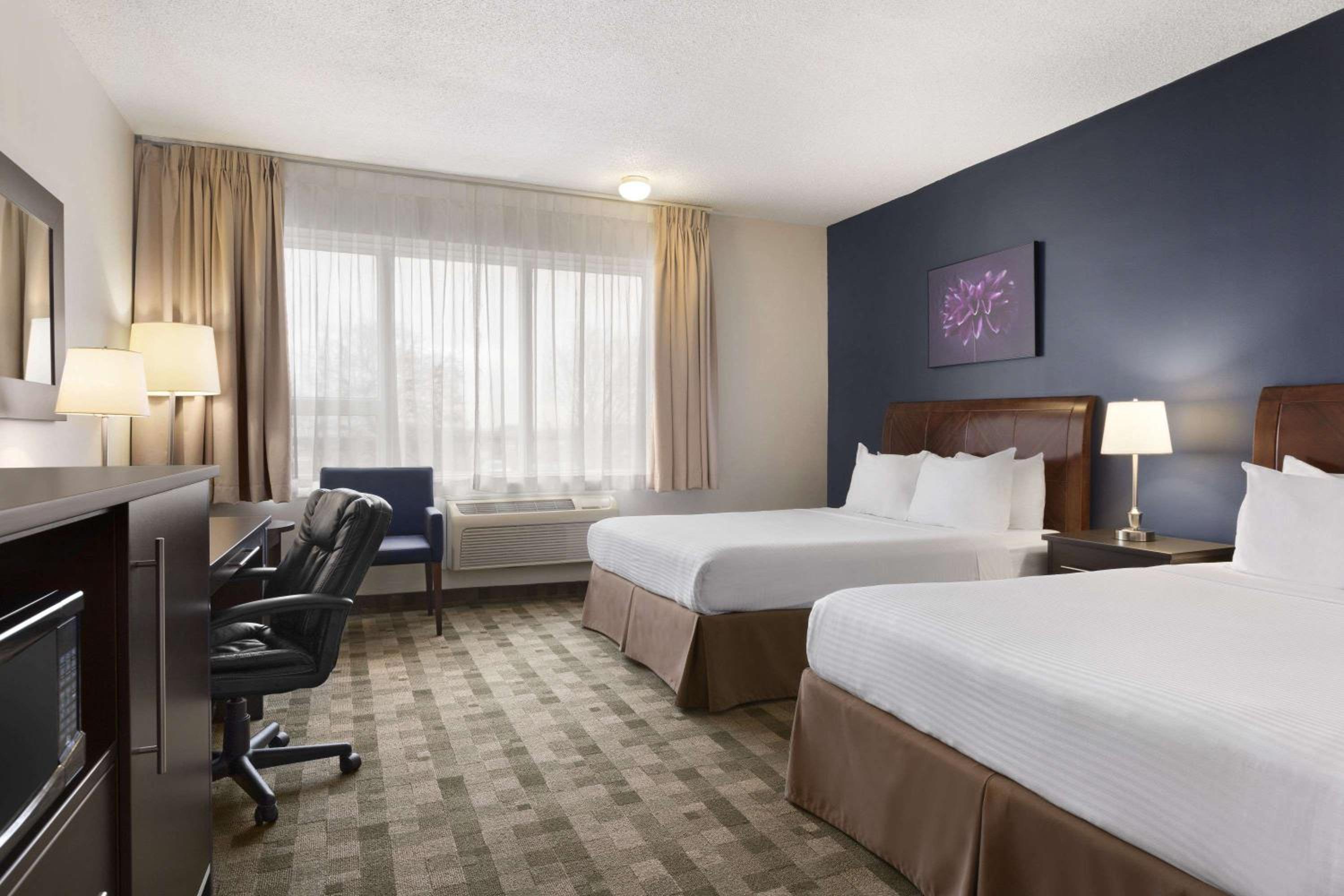 Montreal Vacations - Days Inn by Wyndham Montreal Airport Conference Centre - Property Image 2