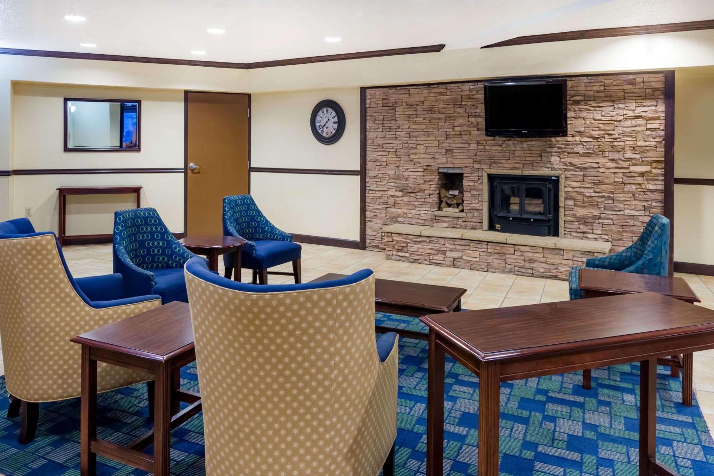 Days Inn & Suites by Wyndham Bridgeport - Clarksburg view 2