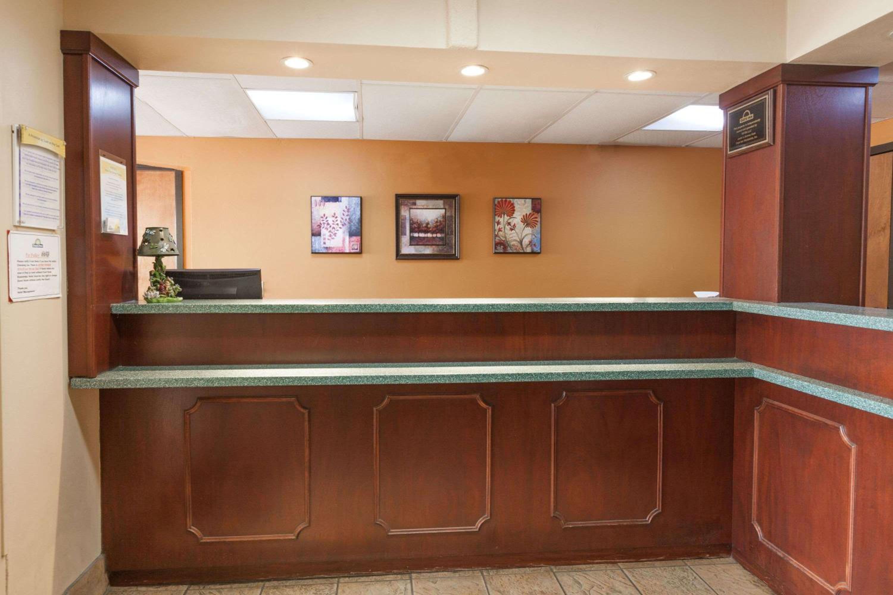 Red Carpet Inn Elkton view 3