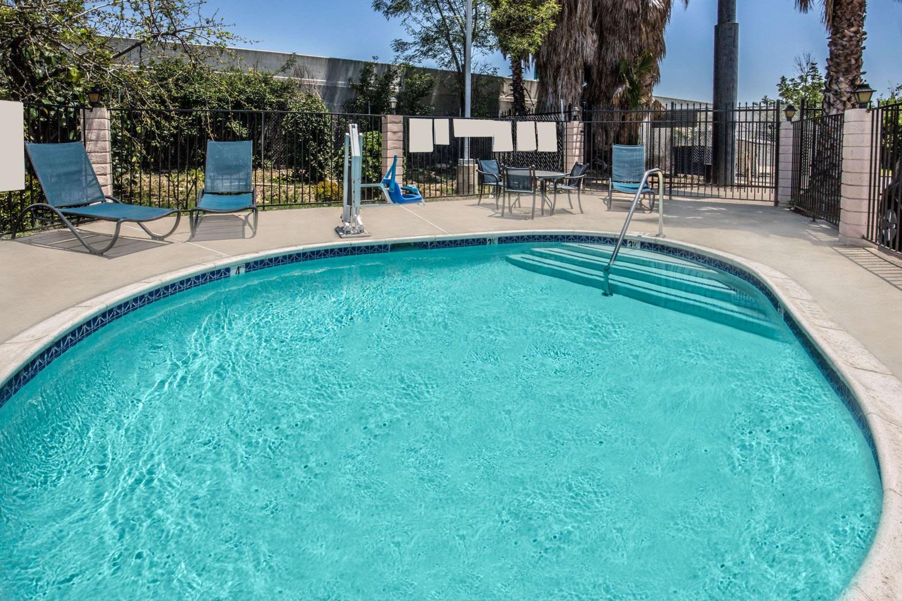 Days Inn by Wyndham Ontario Airport view 4