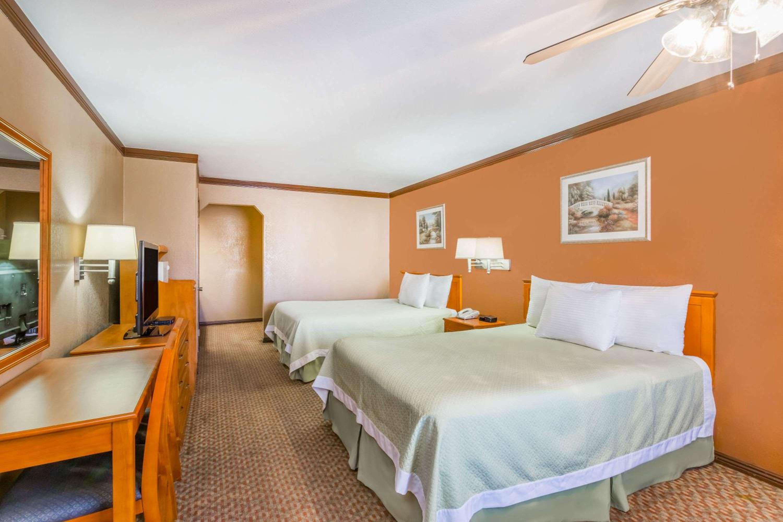 Bishop Vacations - Days Inn by Wyndham Bishop - Property Image 10