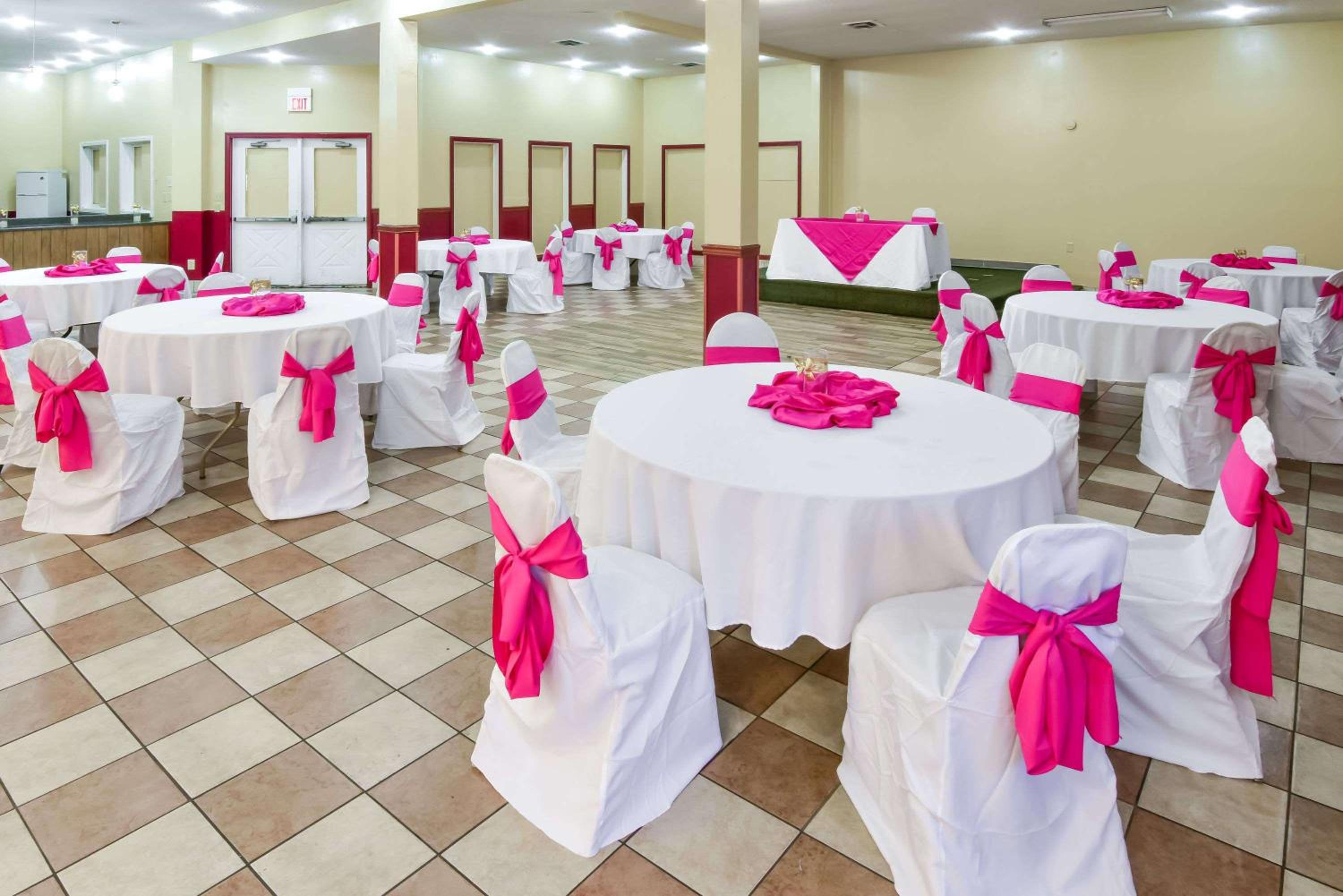 Columbus Grand Hotel & Banquet Center, Photo 18