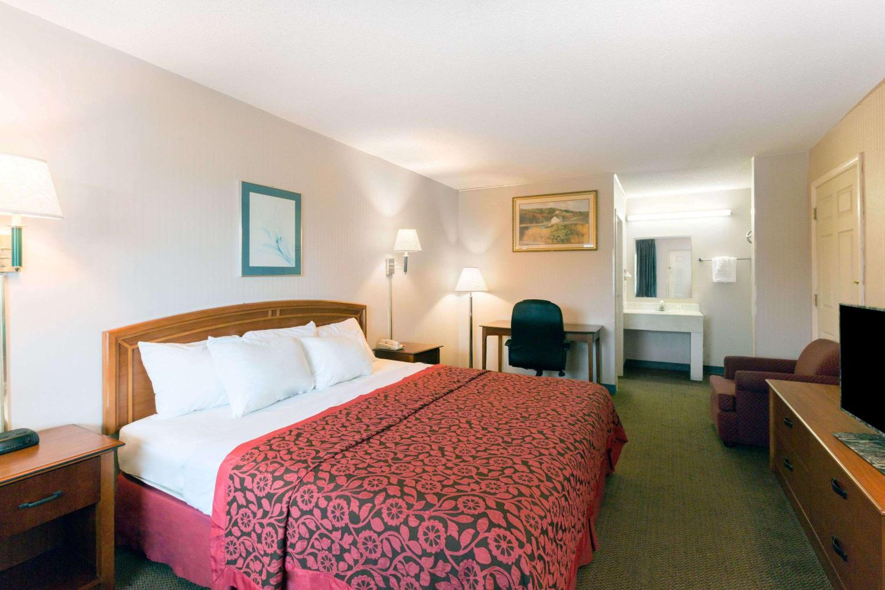 Richmond Vacations - Days Inn by Wyndham Richmond - Property Image 27