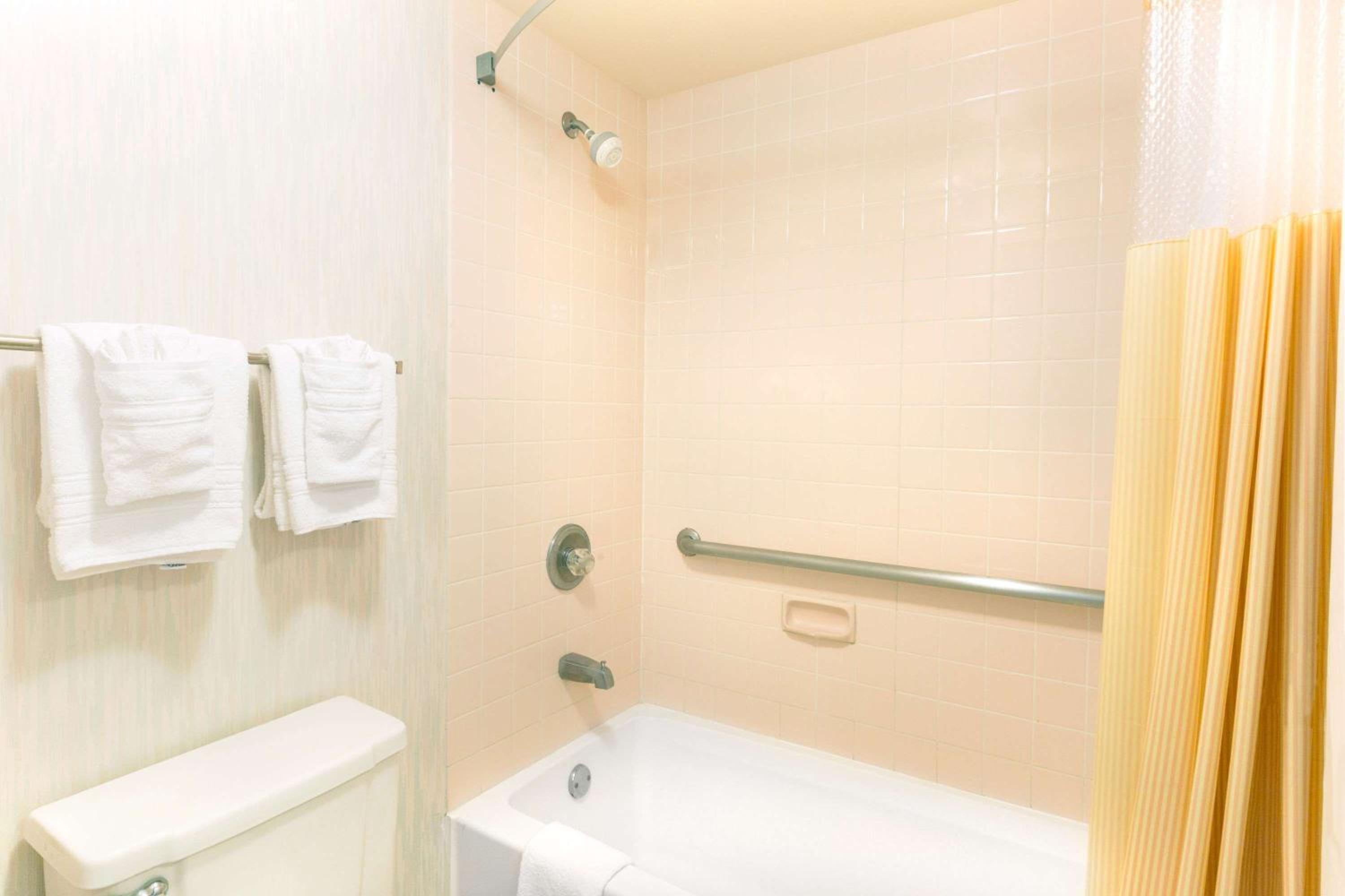 Richmond Vacations - Days Inn by Wyndham Richmond - Property Image 33
