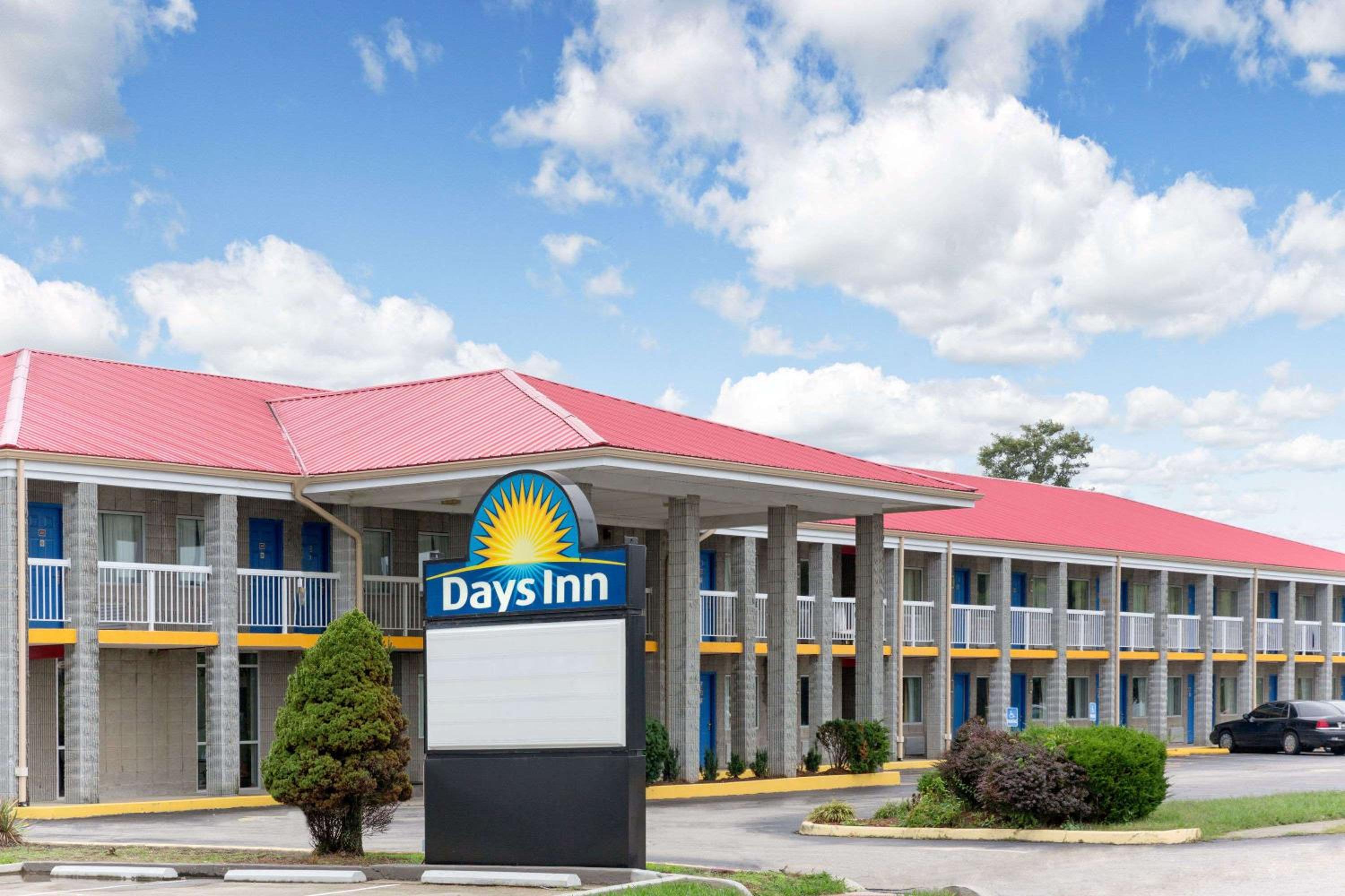 Richmond Vacations - Days Inn by Wyndham Richmond - Property Image 1