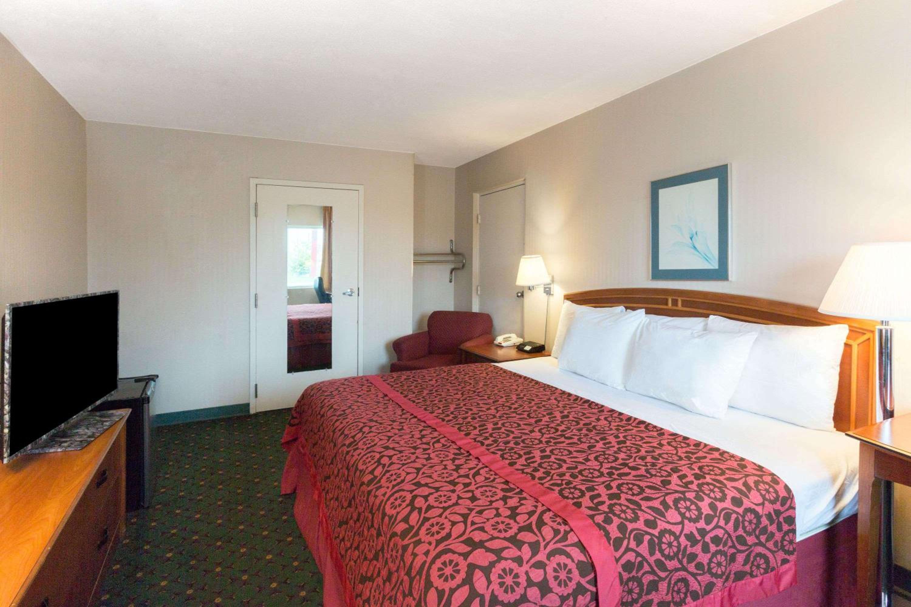 Richmond Vacations - Days Inn by Wyndham Richmond - Property Image 25
