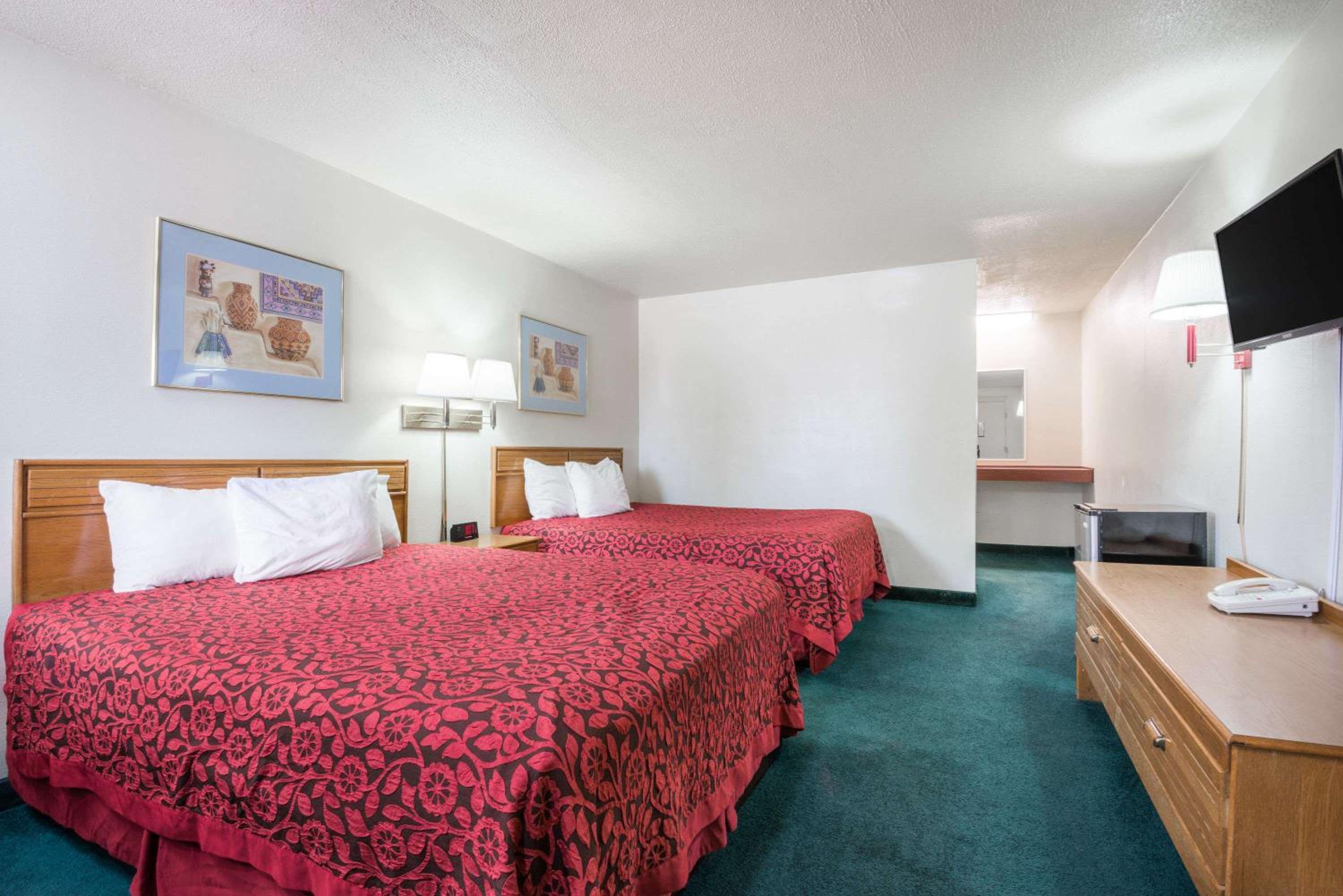 Days Inn by Wyndham Gallup view 4