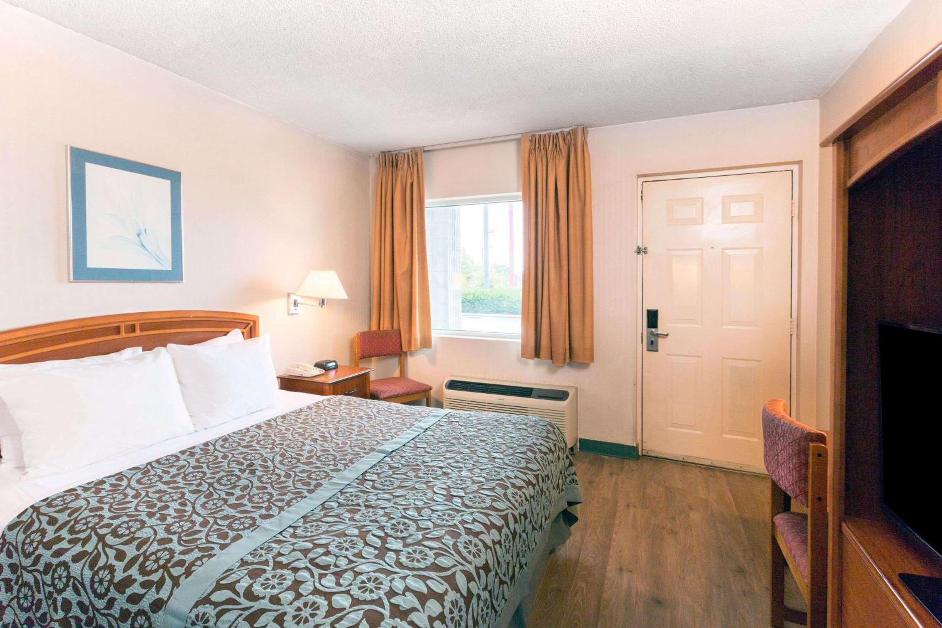 Richmond Vacations - Days Inn by Wyndham Richmond - Property Image 28