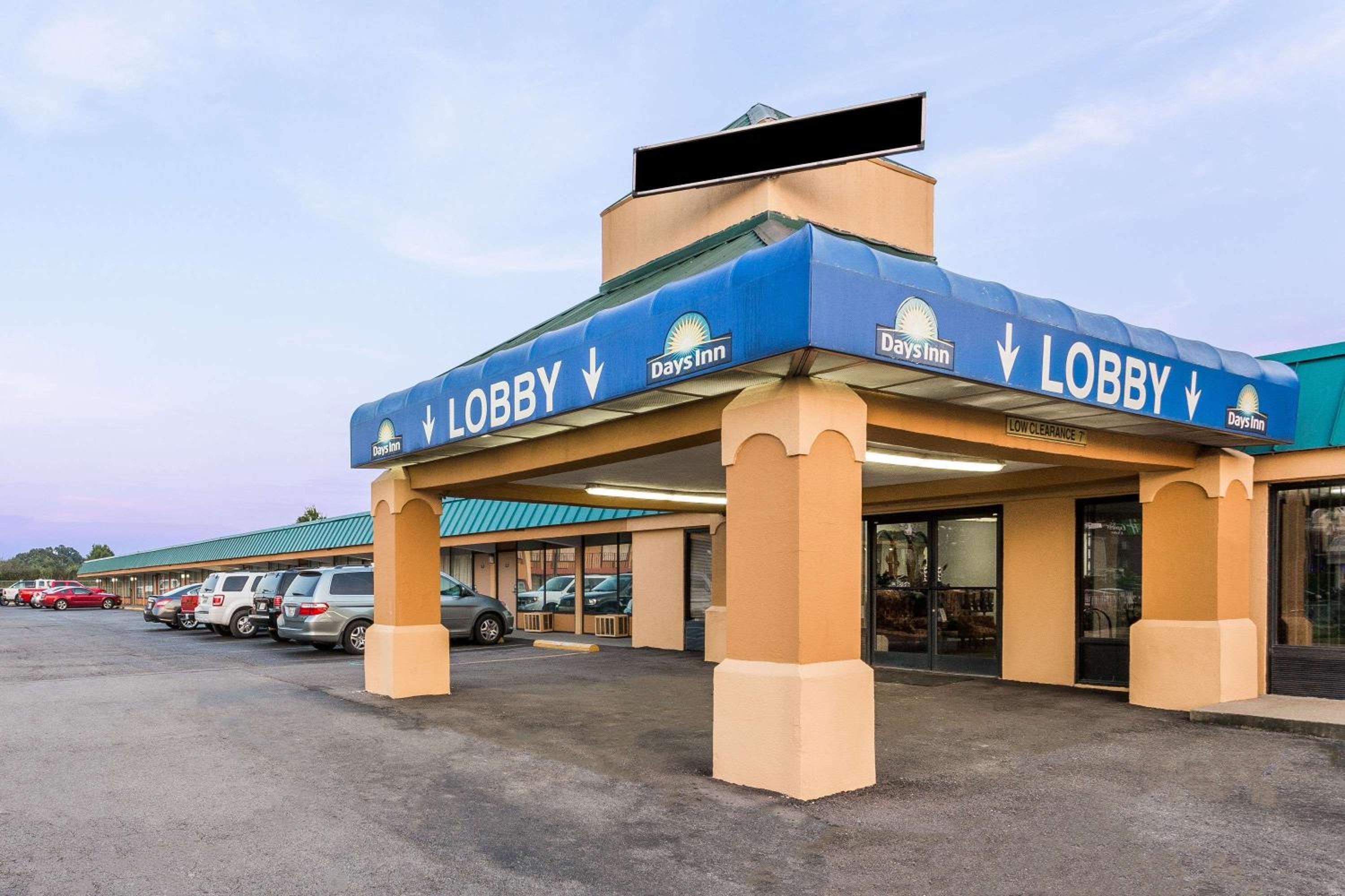 Dickson Vacations - Days Inn by Wyndham Dickson - Property Image 1