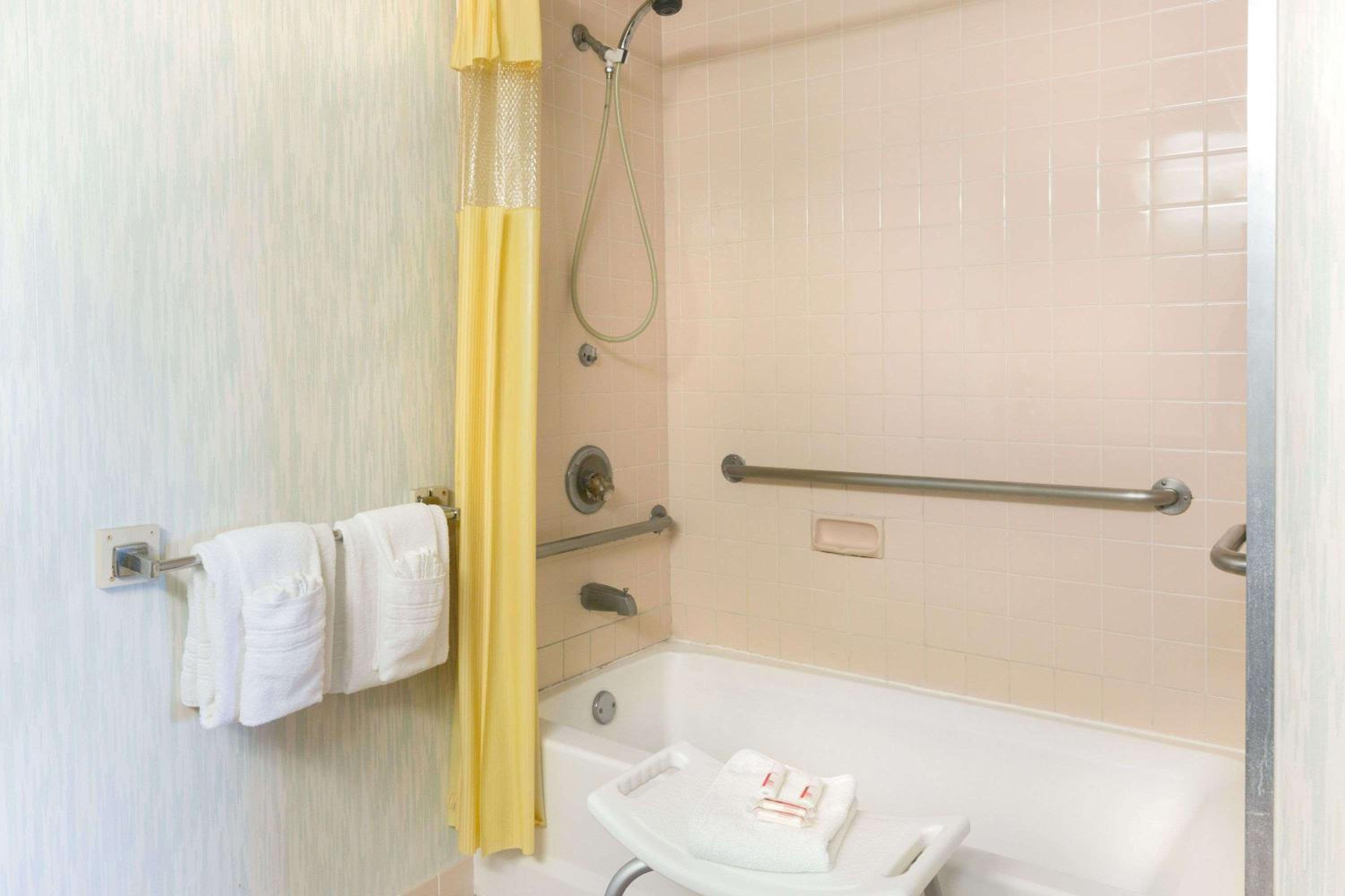 Richmond Vacations - Days Inn by Wyndham Richmond - Property Image 30
