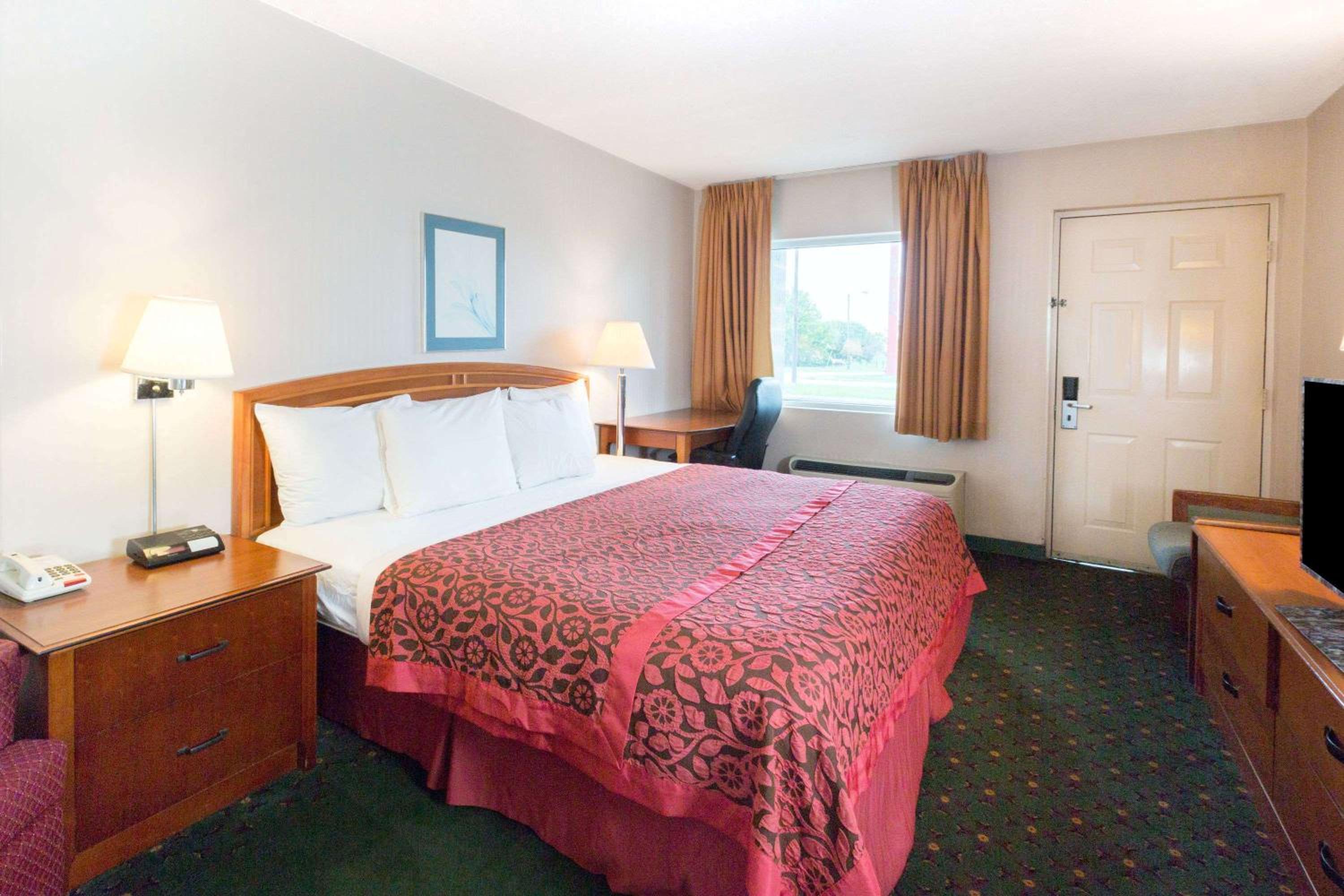 Richmond Vacations - Days Inn by Wyndham Richmond - Property Image 22