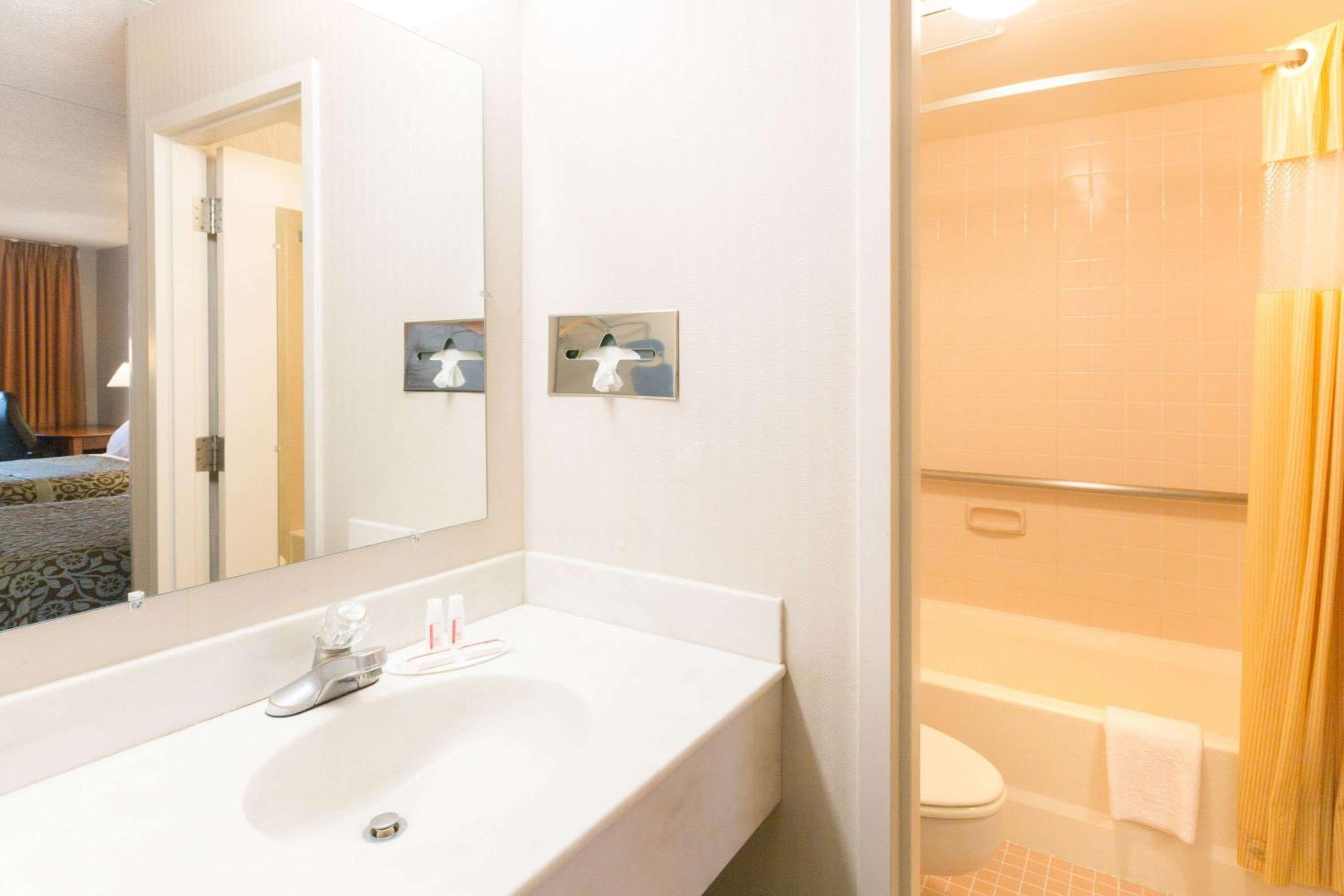 Richmond Vacations - Days Inn by Wyndham Richmond - Property Image 26