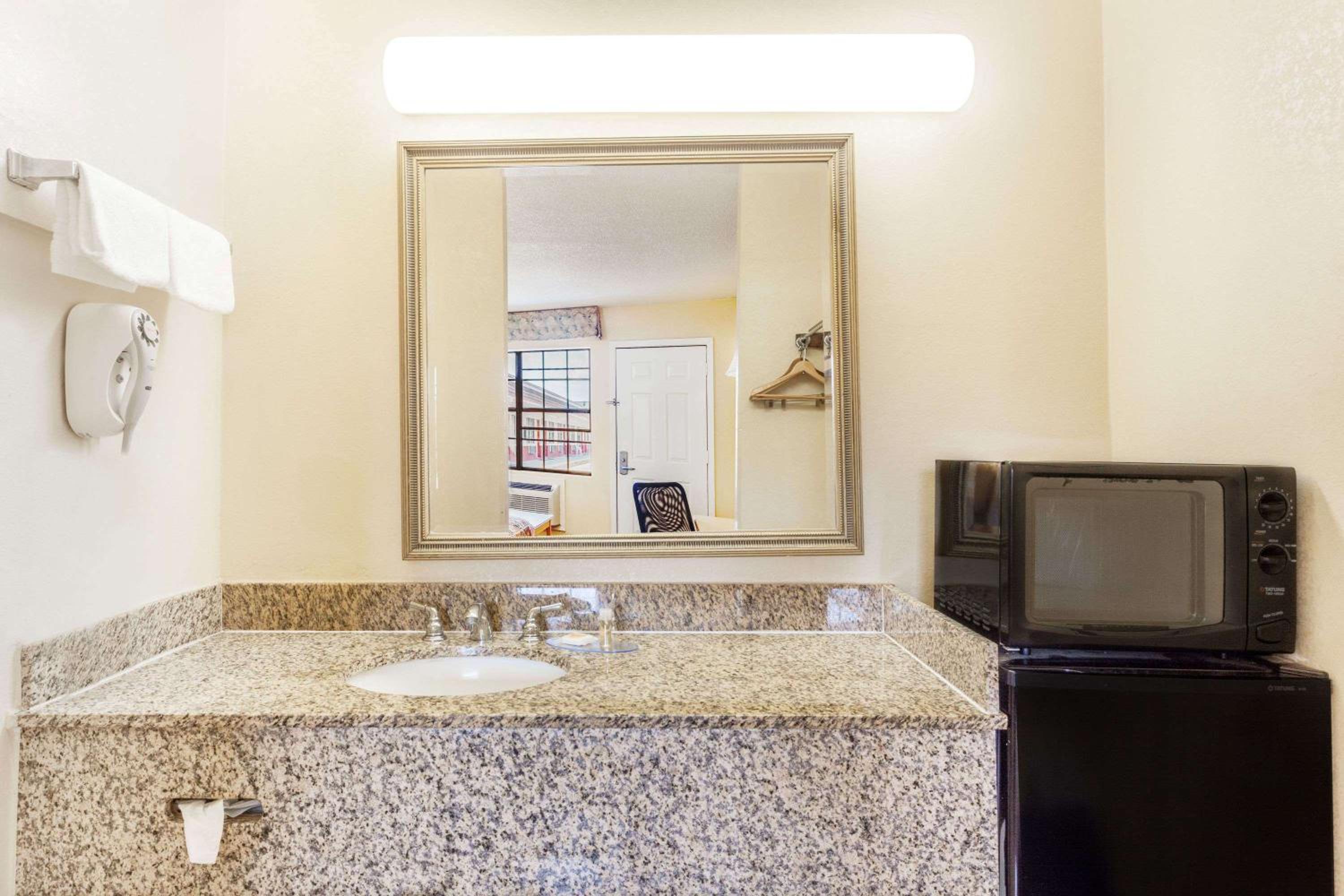 Days Inn by Wyndham Yazoo City view 5