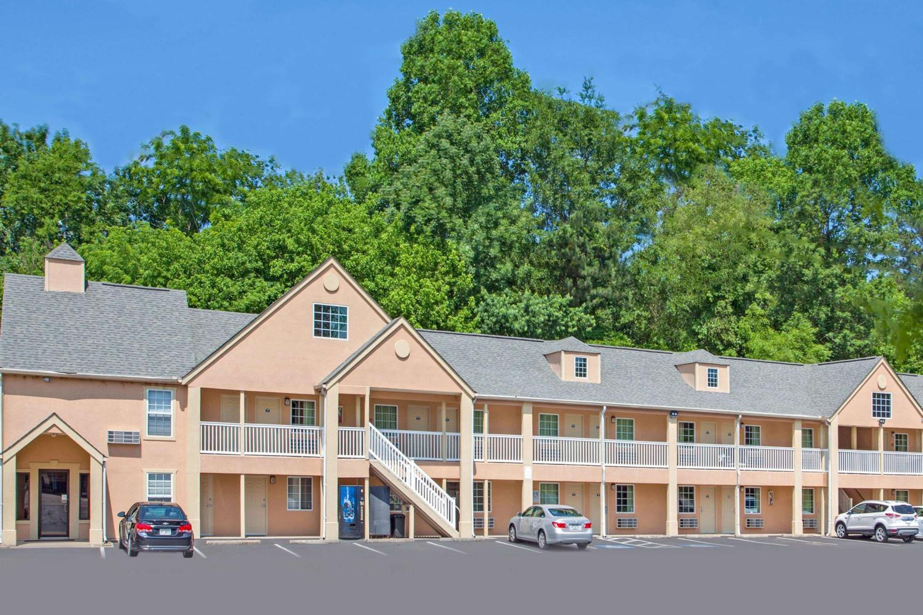 Days Inn by Wyndham Canton view 2