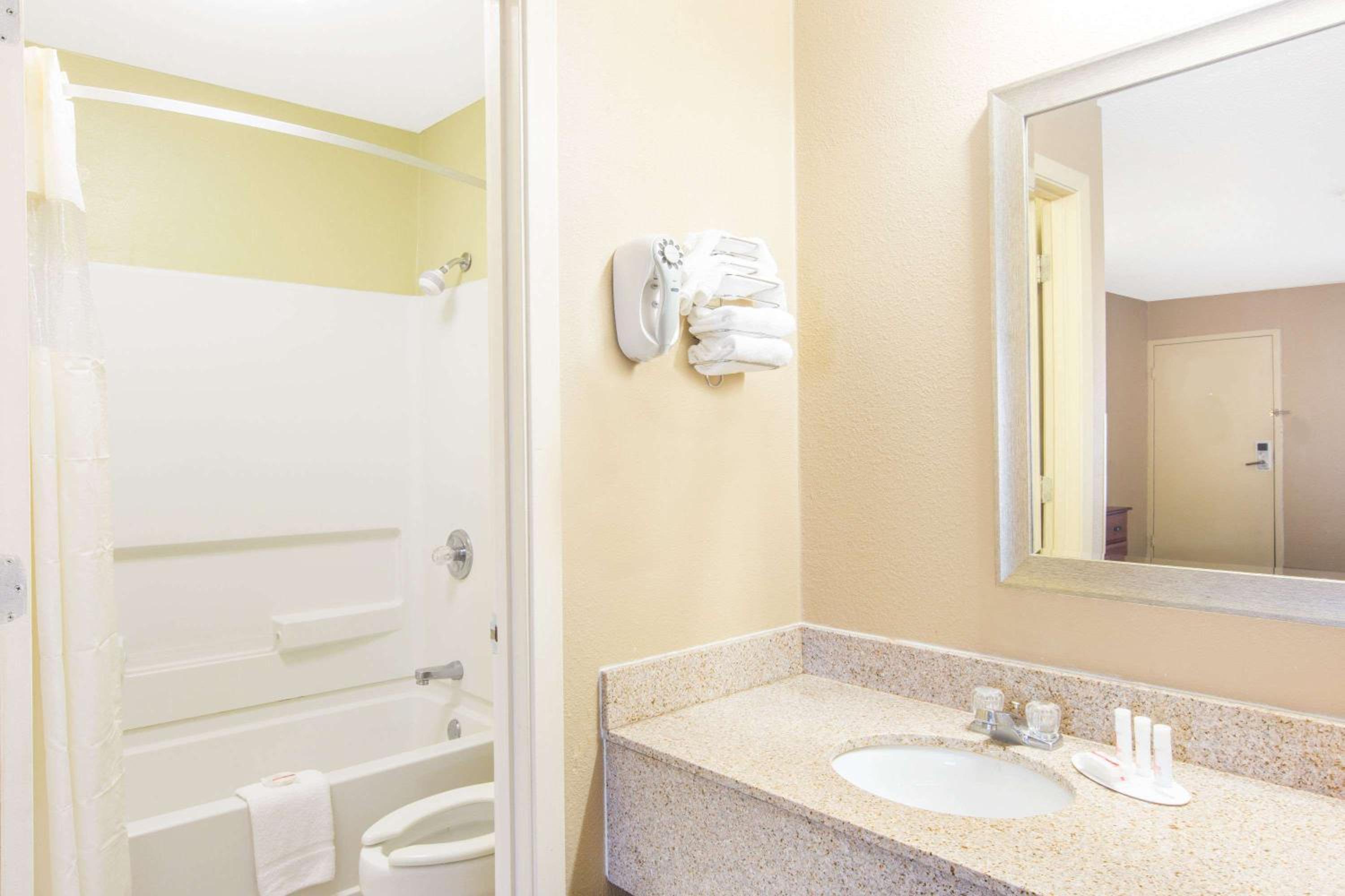 Blytheville Vacations - Days Inn by Wyndham Ripley - Property Image 5